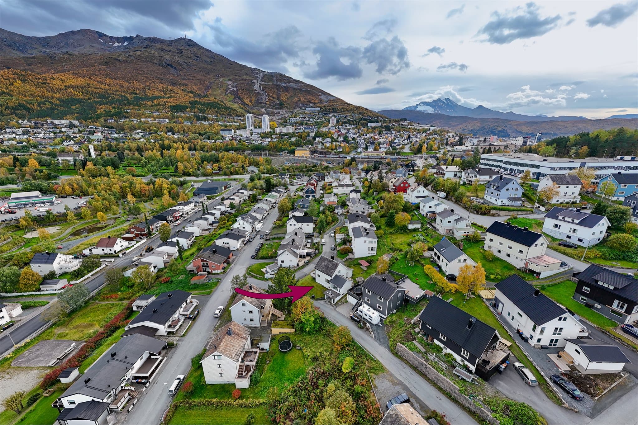 Eiendommen ligger i Taraldsvik med fem minutters gangavstand til Narvik ungdomsskole.