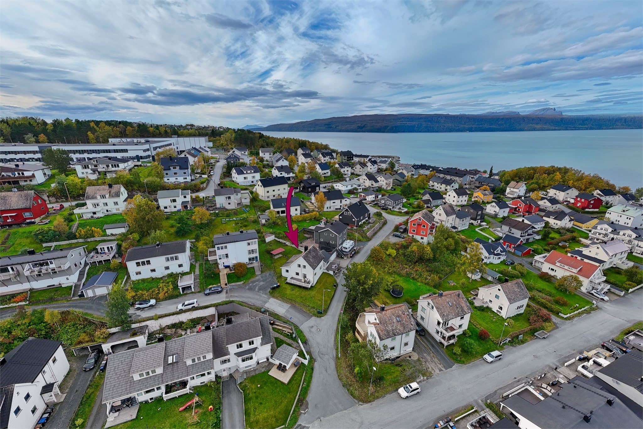 Nærområdet byr på kort vei til bading i Ornesvika og kyststien langs Ofotfjorden.