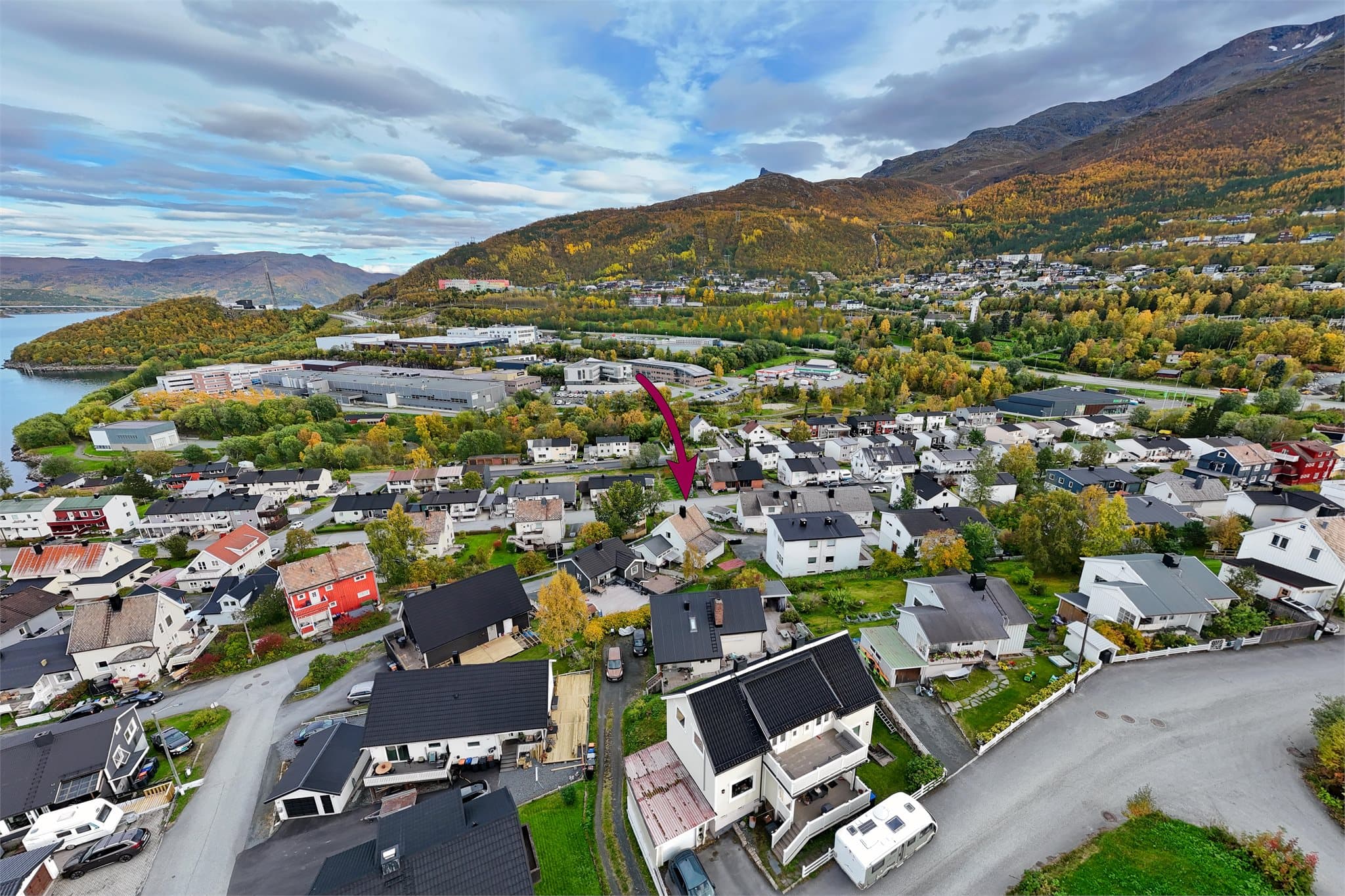 Fra boligen er det kort vei til sentrumsfasiliteter og servicetilbud i Narvik.