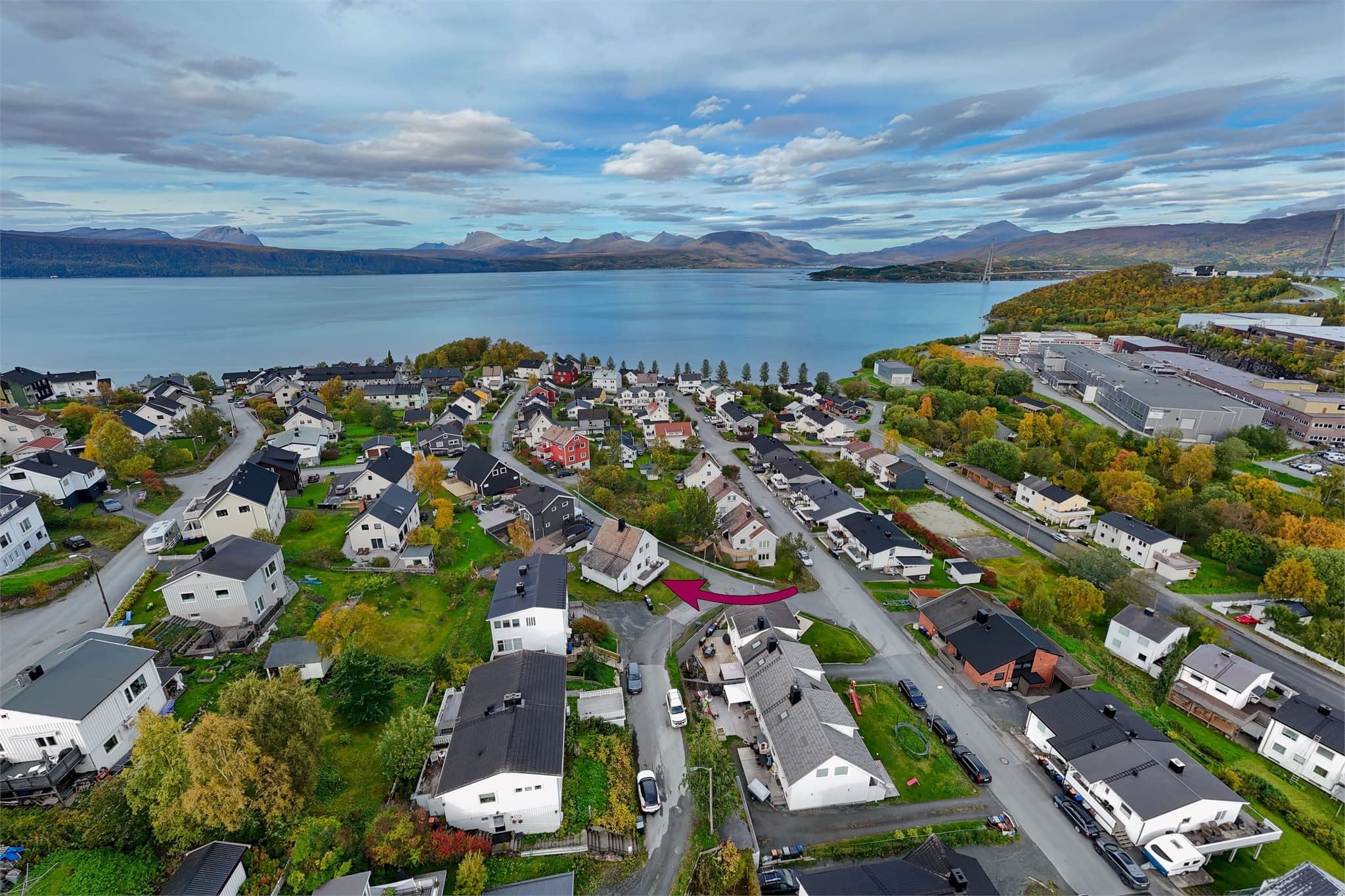 Rolig nabolag med lite gjennomgangstrafikk og nærhet til dagligvarebutikk på Kiwi Taraldsvik.