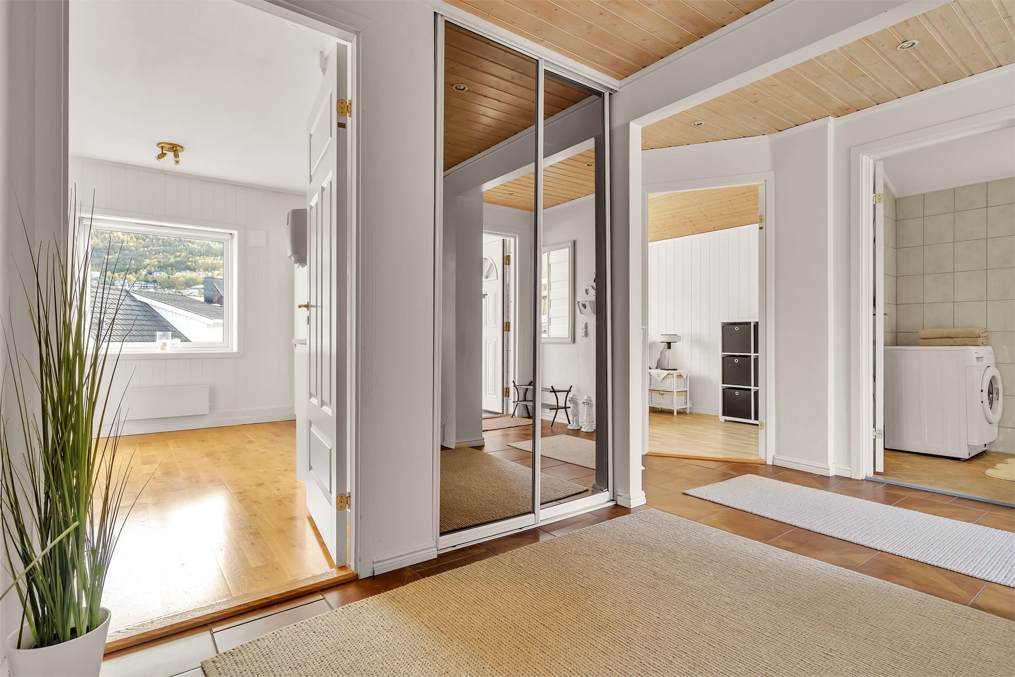 Romslig skyvedørsgarderobe med speilfronter gir rikelig med oppbevaringsplass.