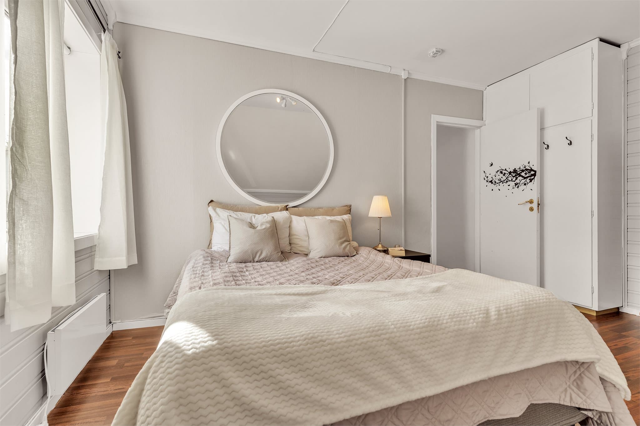 Soverom med plassbygde skap og god plass til dobbeltseng.