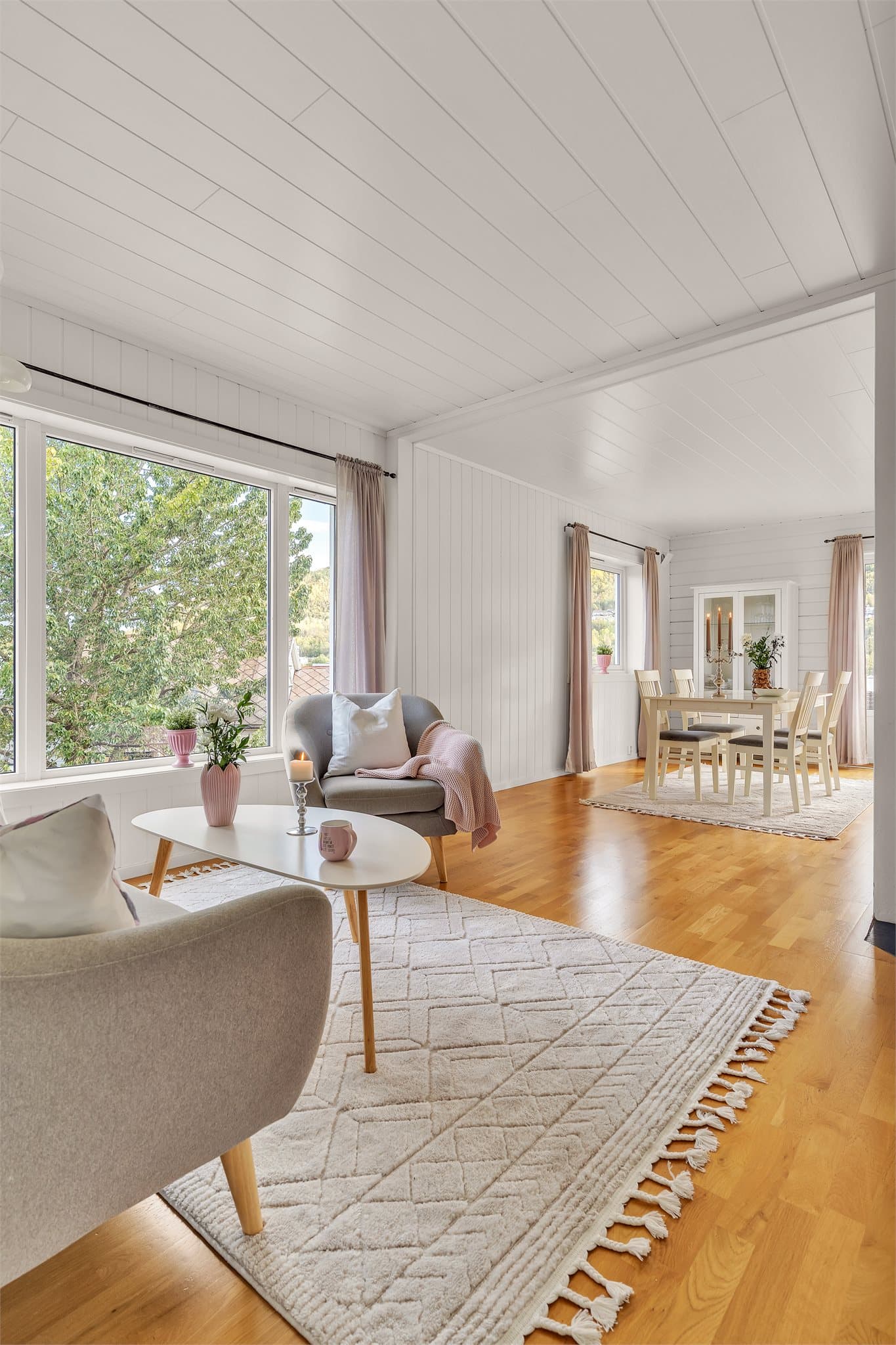 Sittegruppen har god plass til sofagruppe og lenestoler.