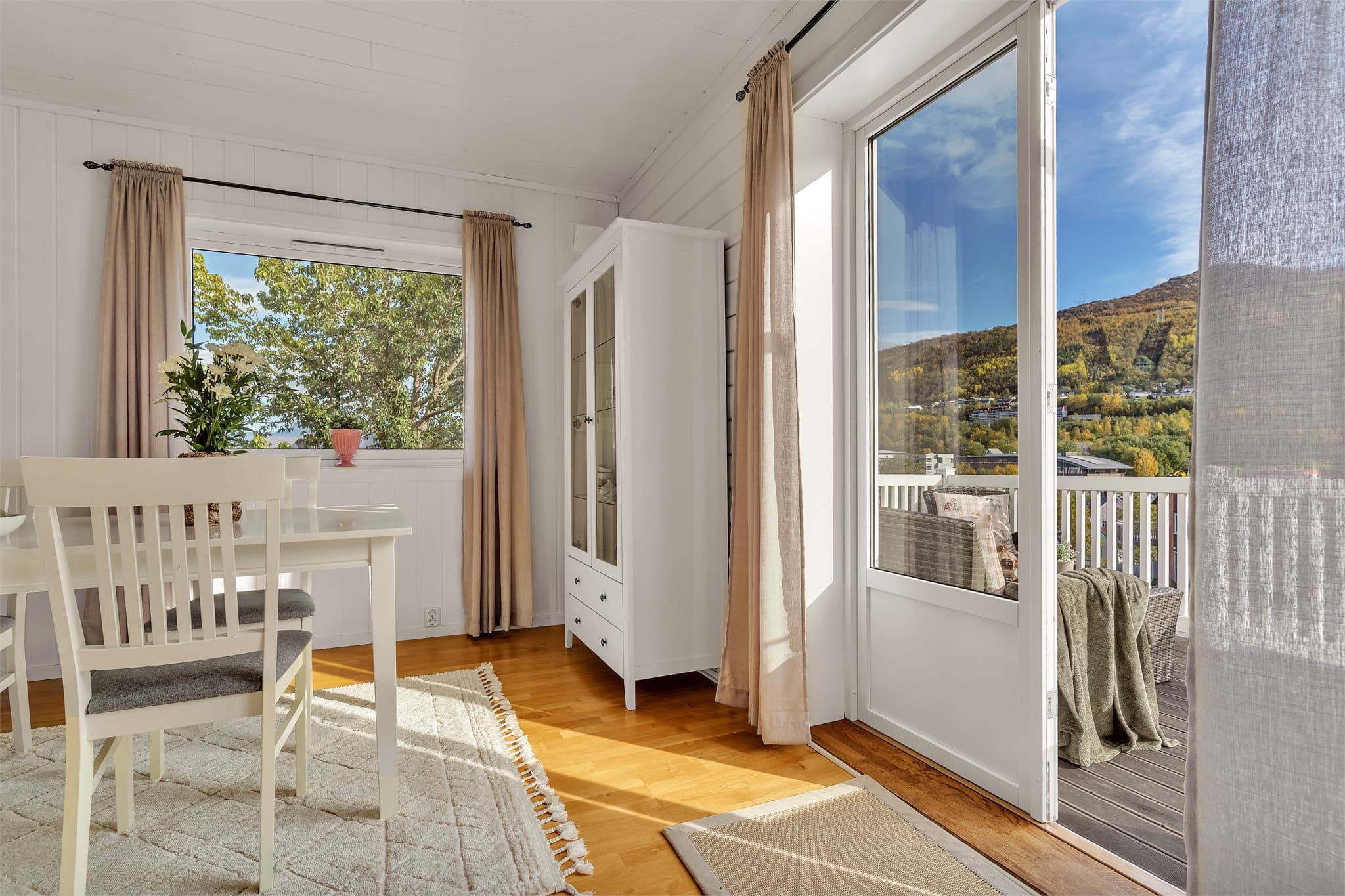 God plass til langbord for sosiale sammenkomster ved verandadøren.