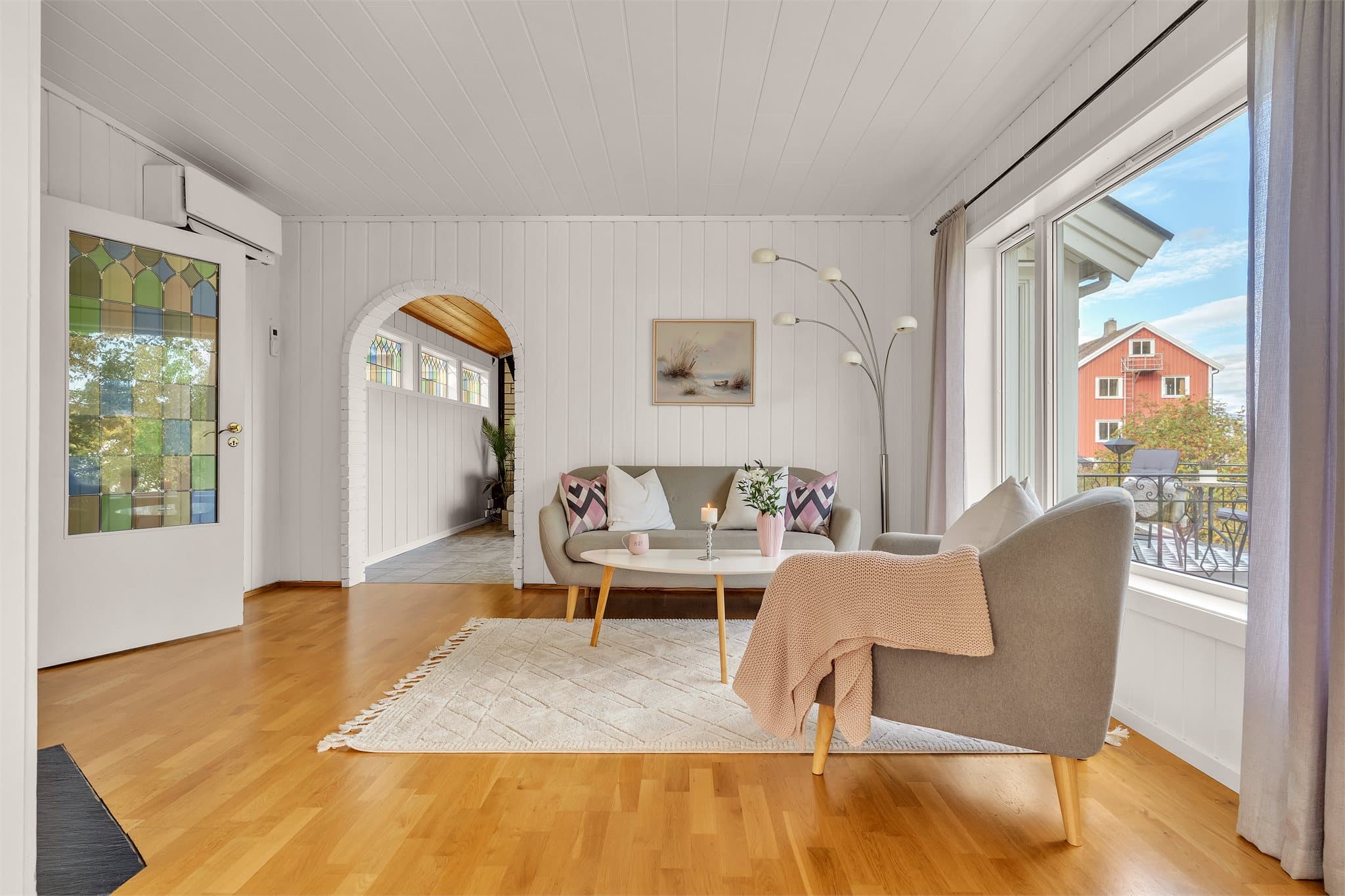 Karakteristisk bueåpning i teglsteinsmønster åpner opp inn mot TV-stuen.