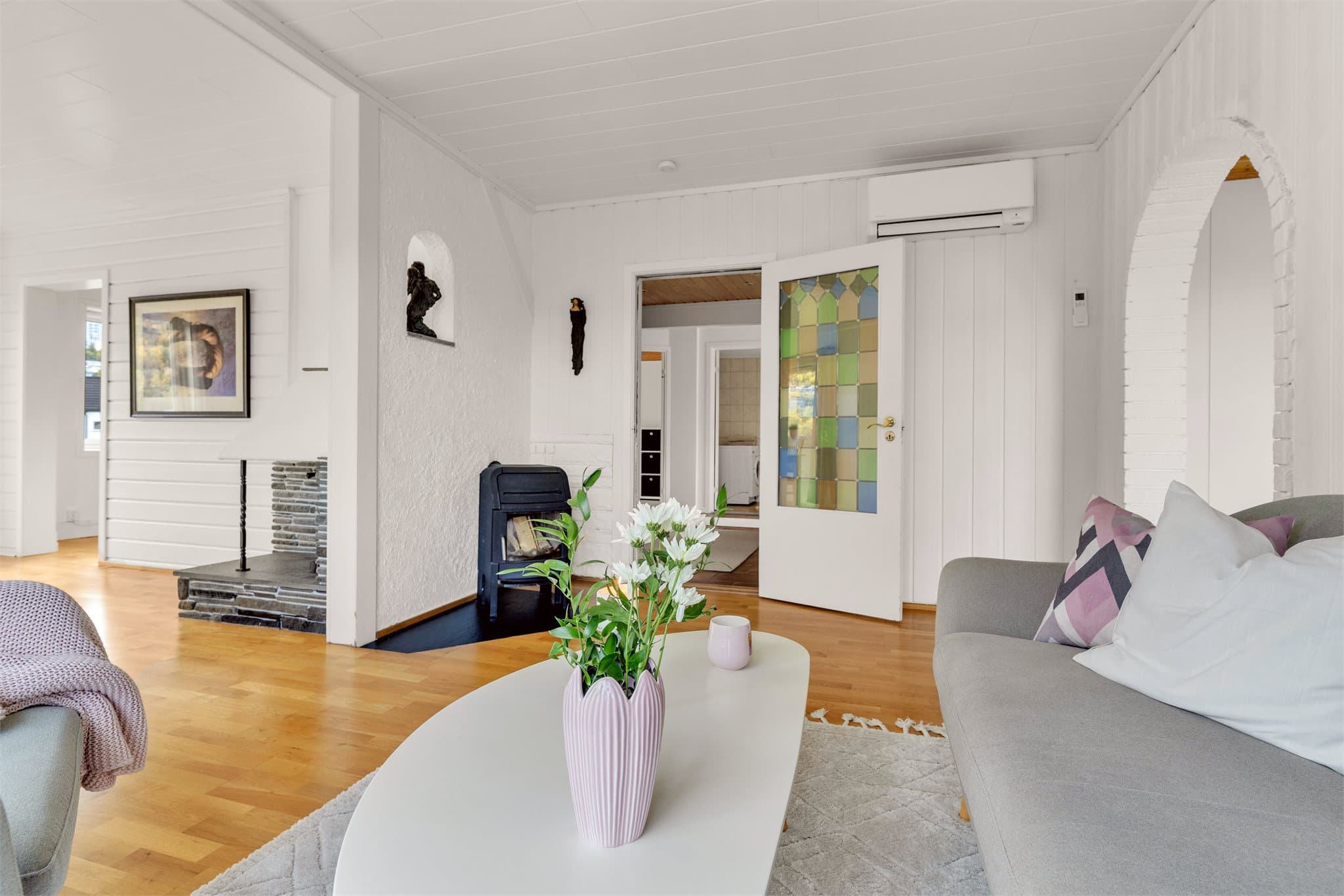 Dør med farget glassfelt danner en dekorativ avslutning mot hallen.