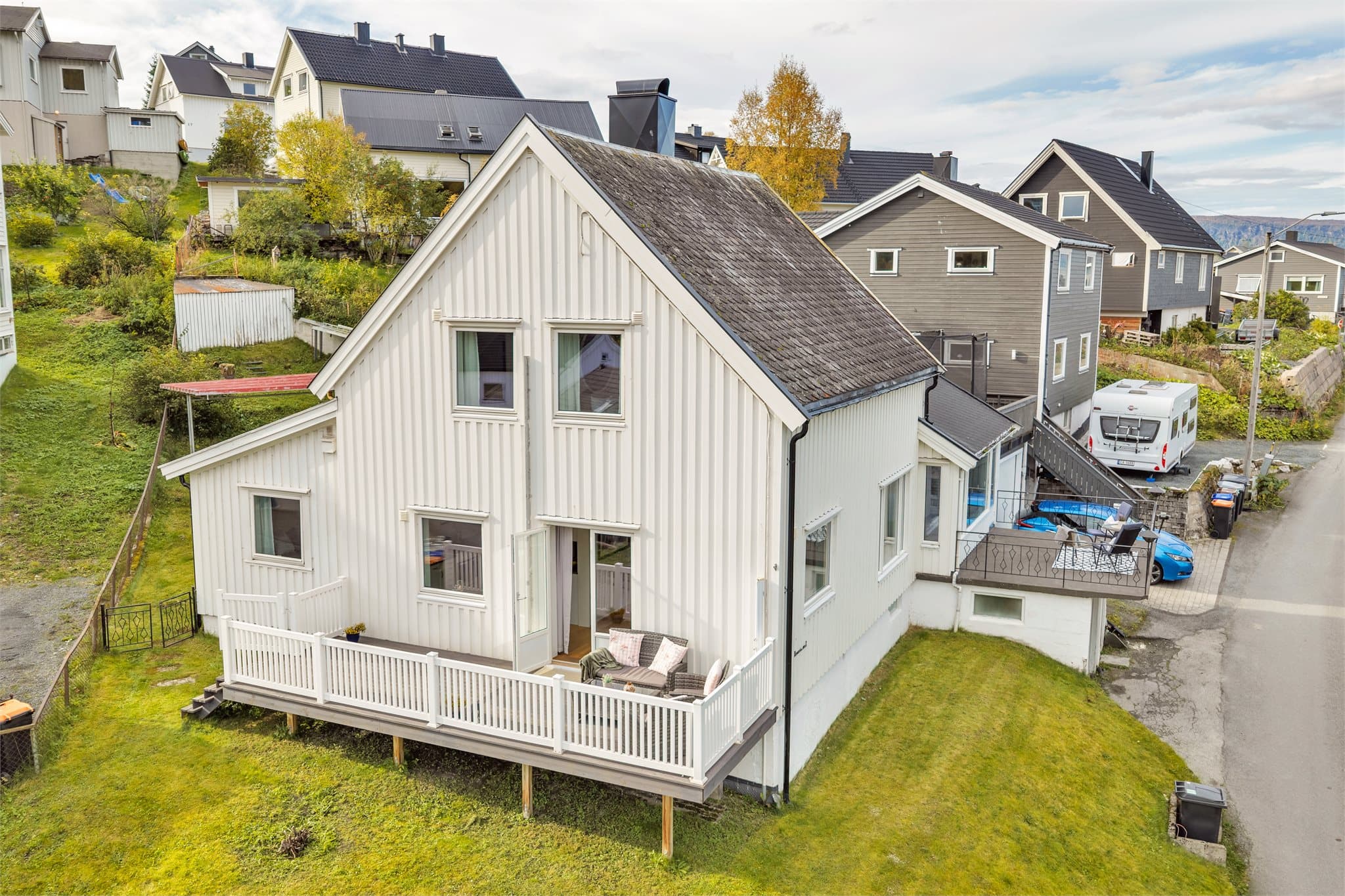 Innholdsrik enebolig over tre plan, beliggende på en skrånet tomt i etablert nabolag i Taraldsvik.