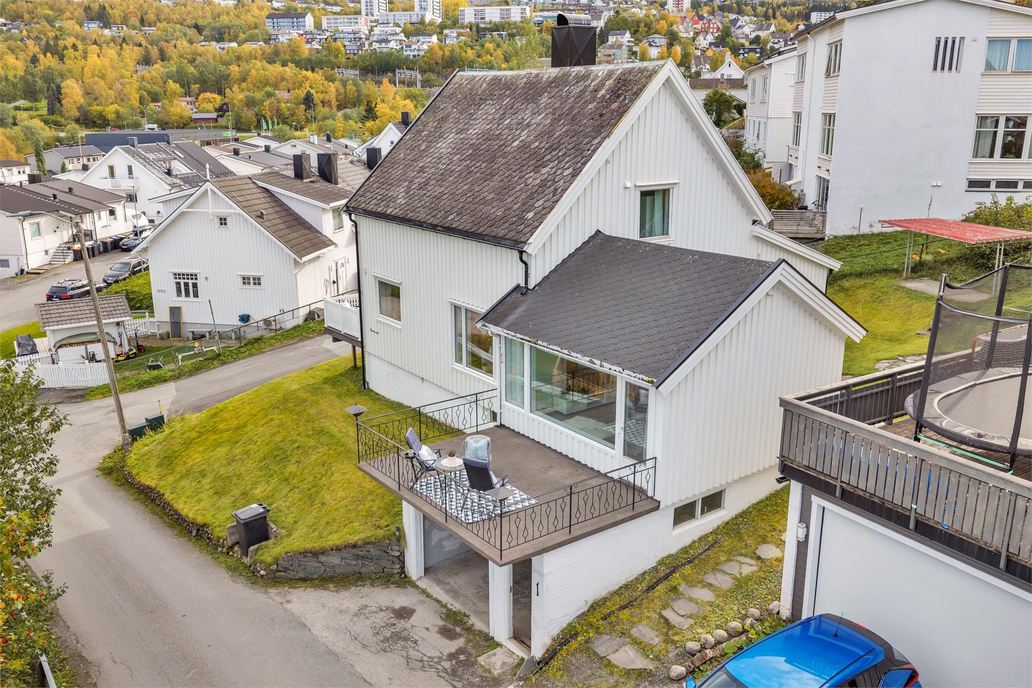 Eiendommen ligger i et rolig boligstrøk med etablert bebyggelse i Taraldsvik.