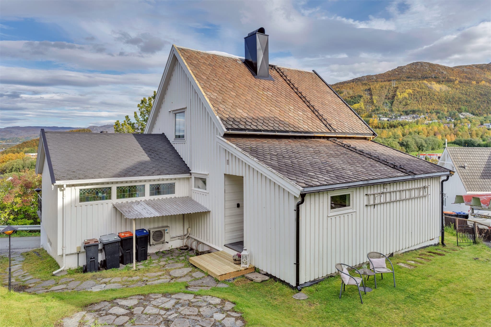 Hovedtaket er tekket med tradisjonell skifer og har påmontert feieplattform og stige fra 2020.