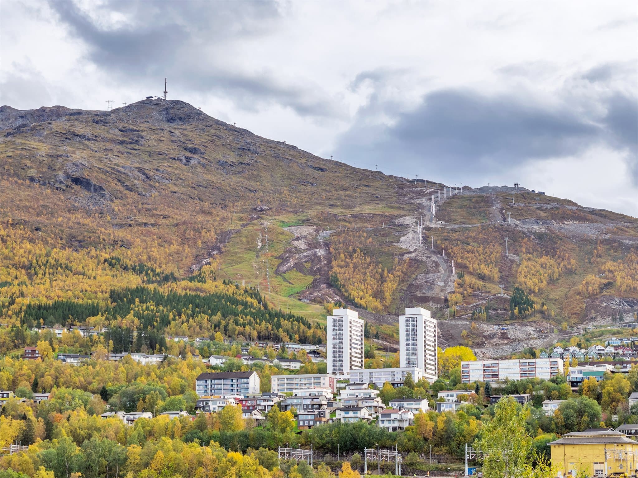 Utsyn mot Fagernesfjellet og alpinbakkene fra nærområdet.