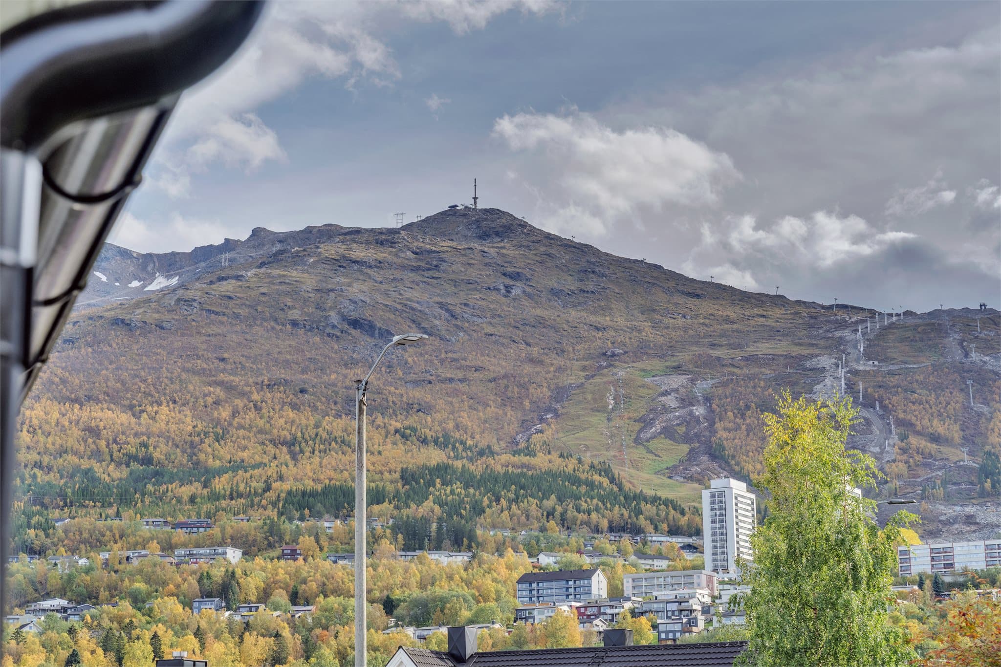 Turstier i Elvedalen og traseer opp mot fjellet ligger like i nærheten.