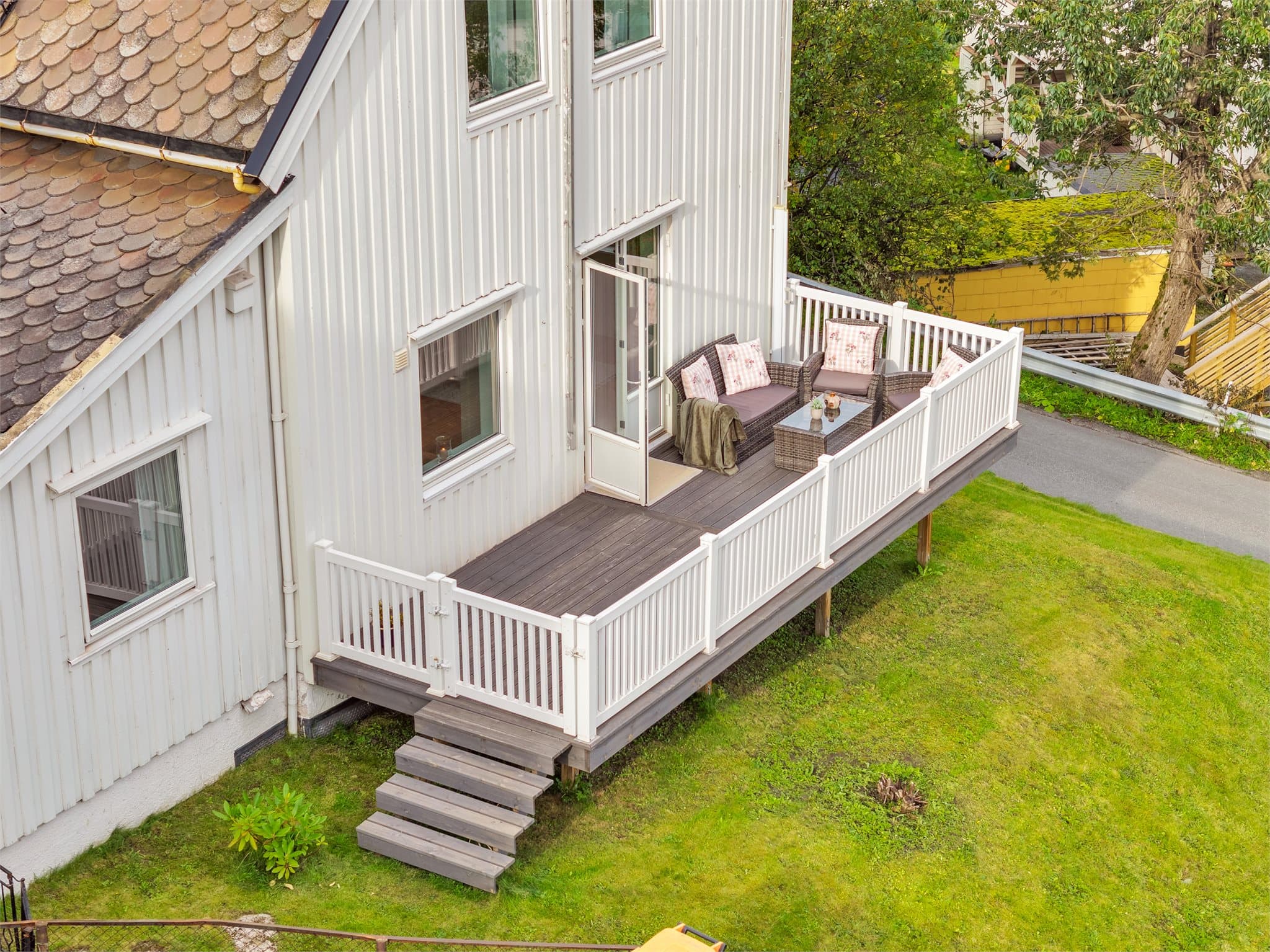 Tofløyet balkongdør gir enkel adkomst mellom spisestuen og verandaen.