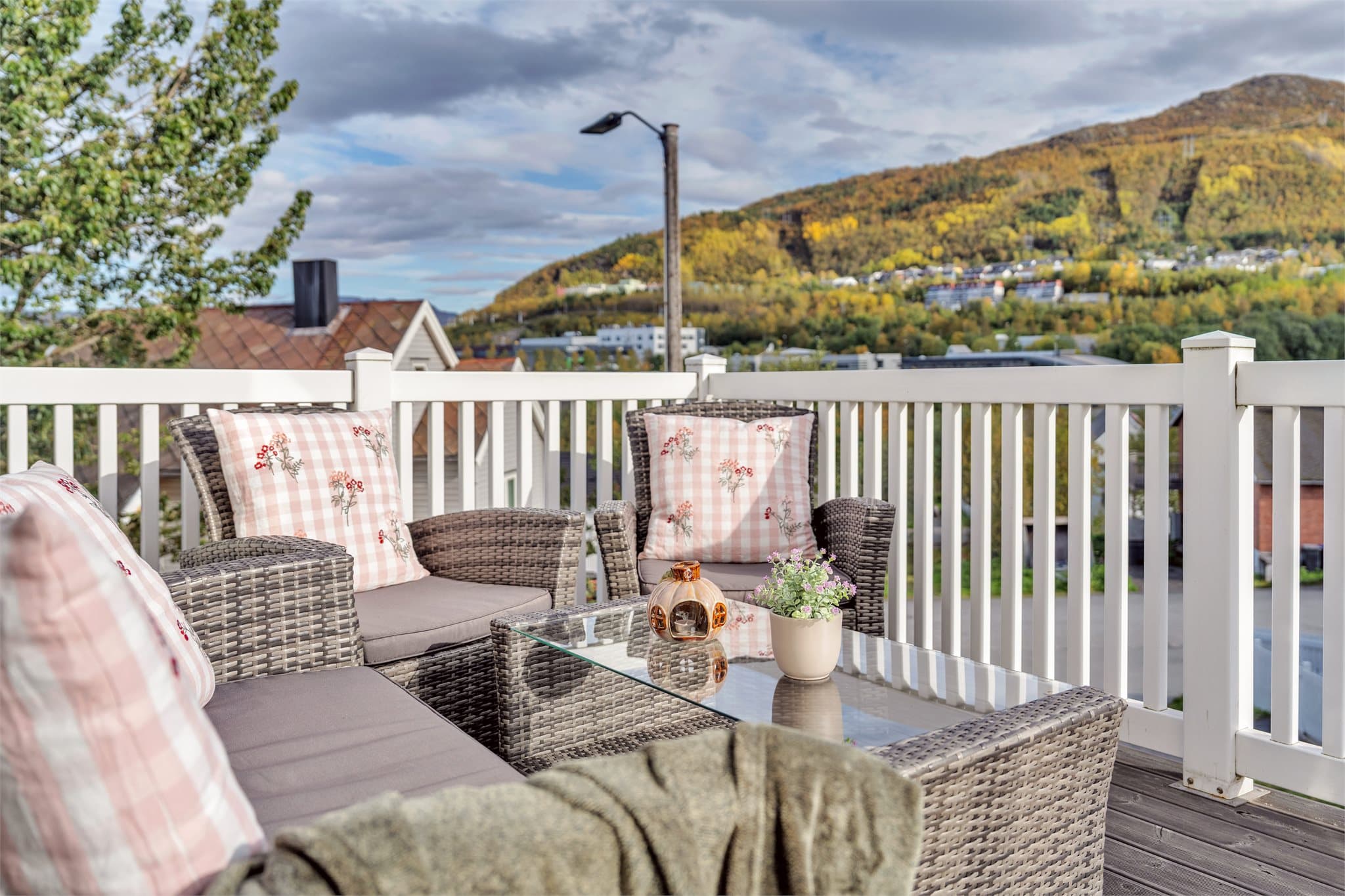 Fra verandaen har man åpent utsyn mot Narvikfjellet.