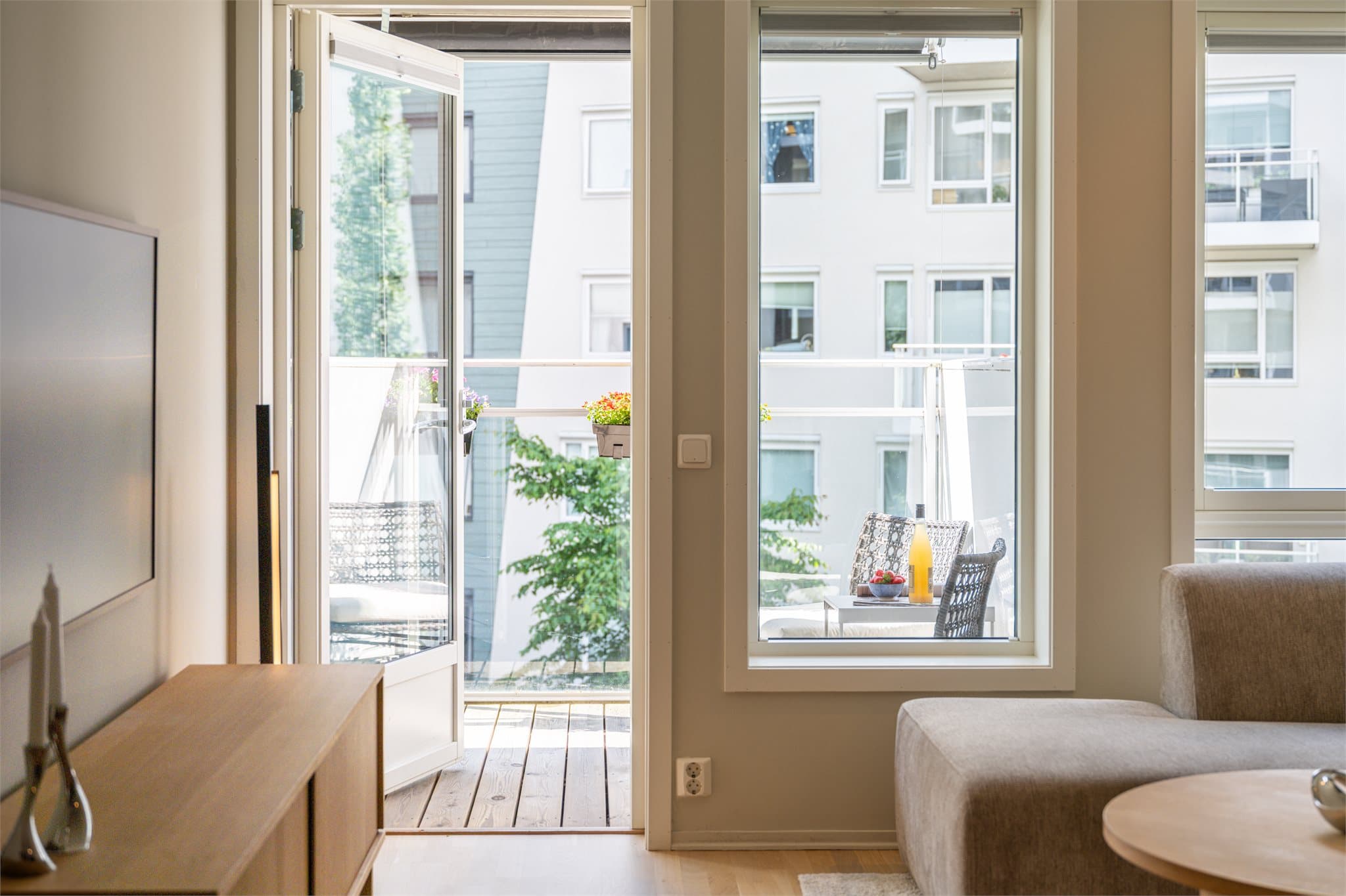 Fra stuen har du direkte utgang til en flott balkong som innbyr til lange sommerdager og hyggelige stunder utendørs.