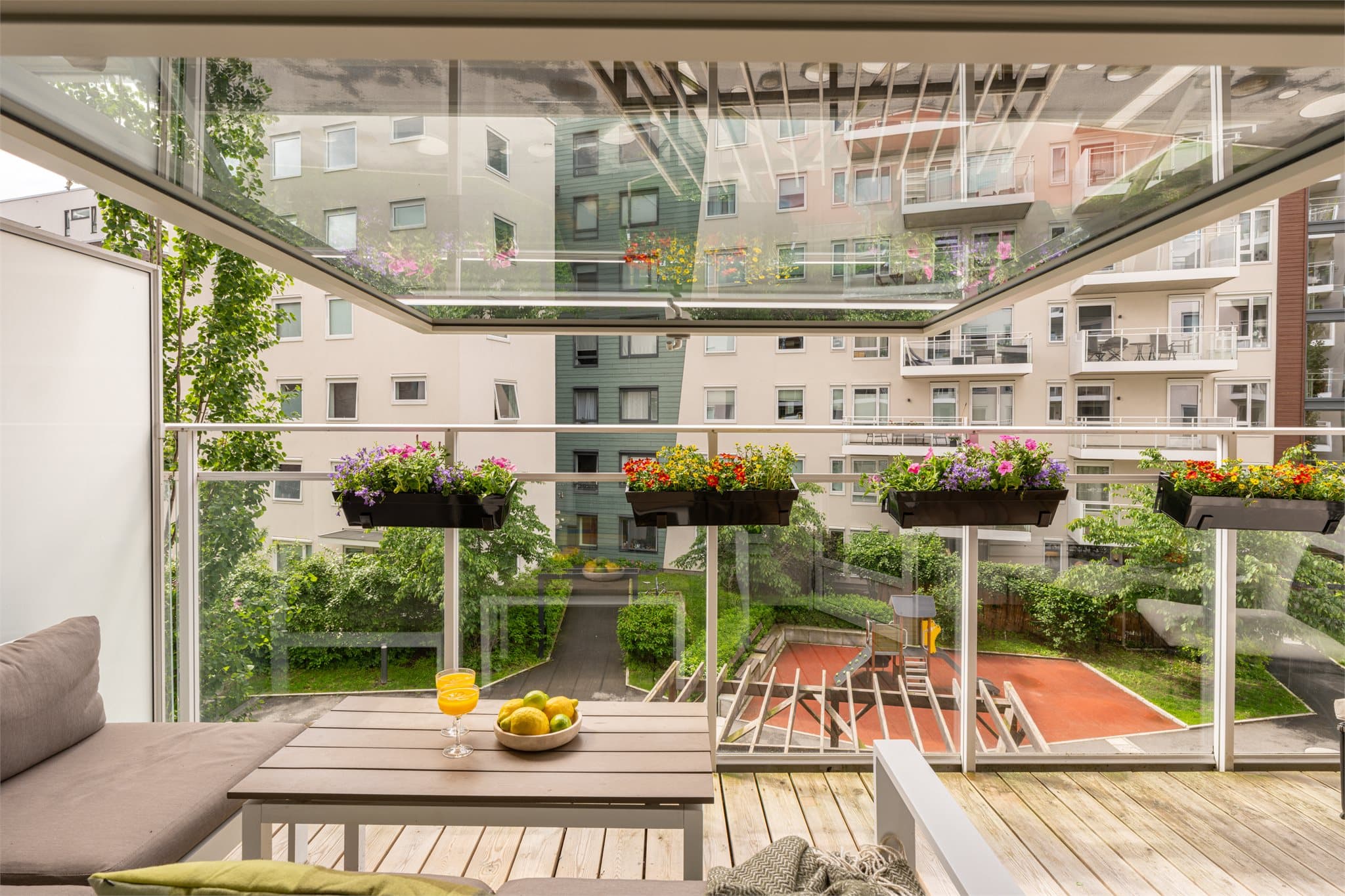Boligen vender mot rolige omgivelser, med utsikt over bakgård og grøntområder.