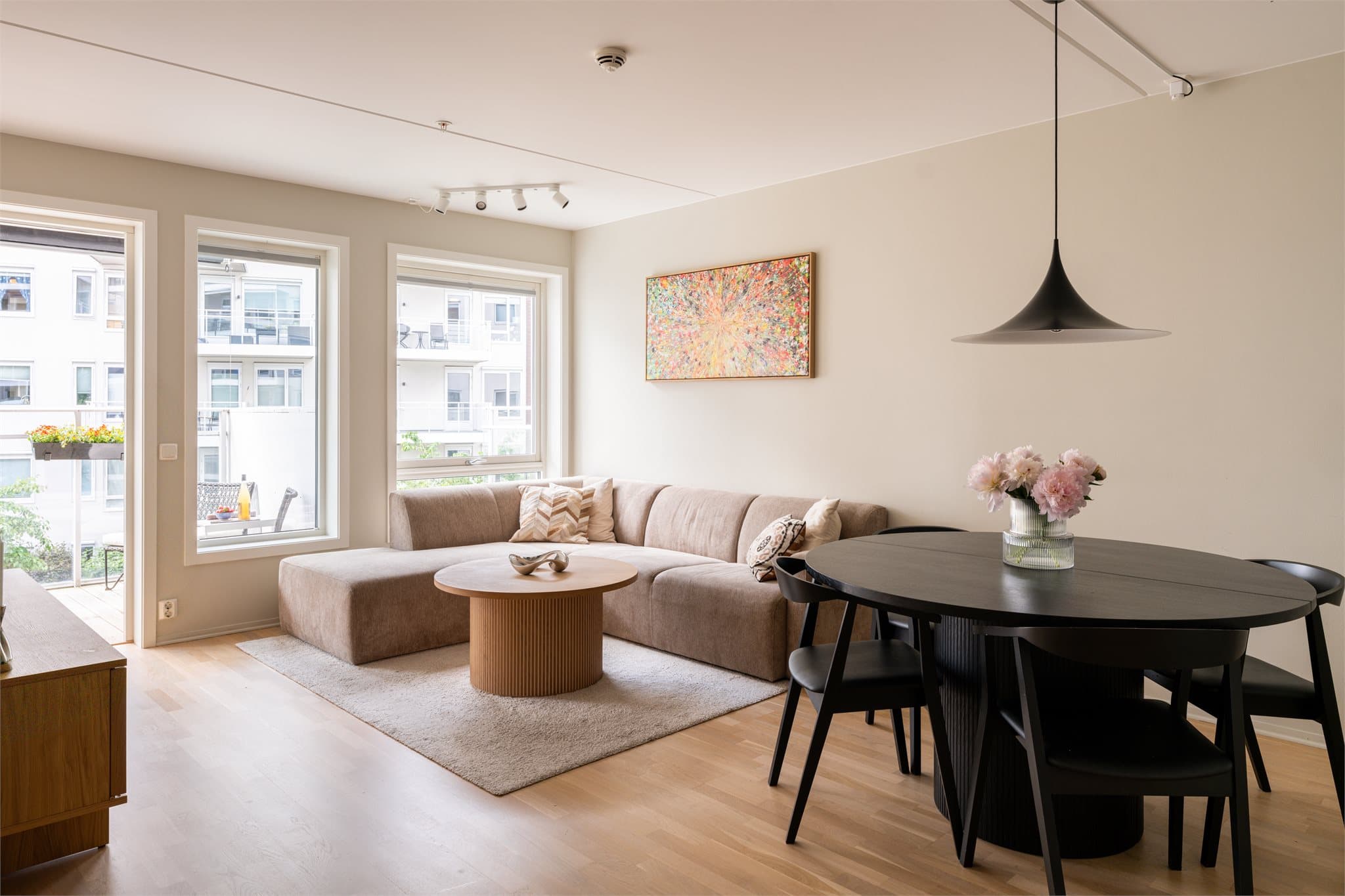 Rommet er innredet med naturlige soner og har god plass til både sofagruppe, sofabord og TV.