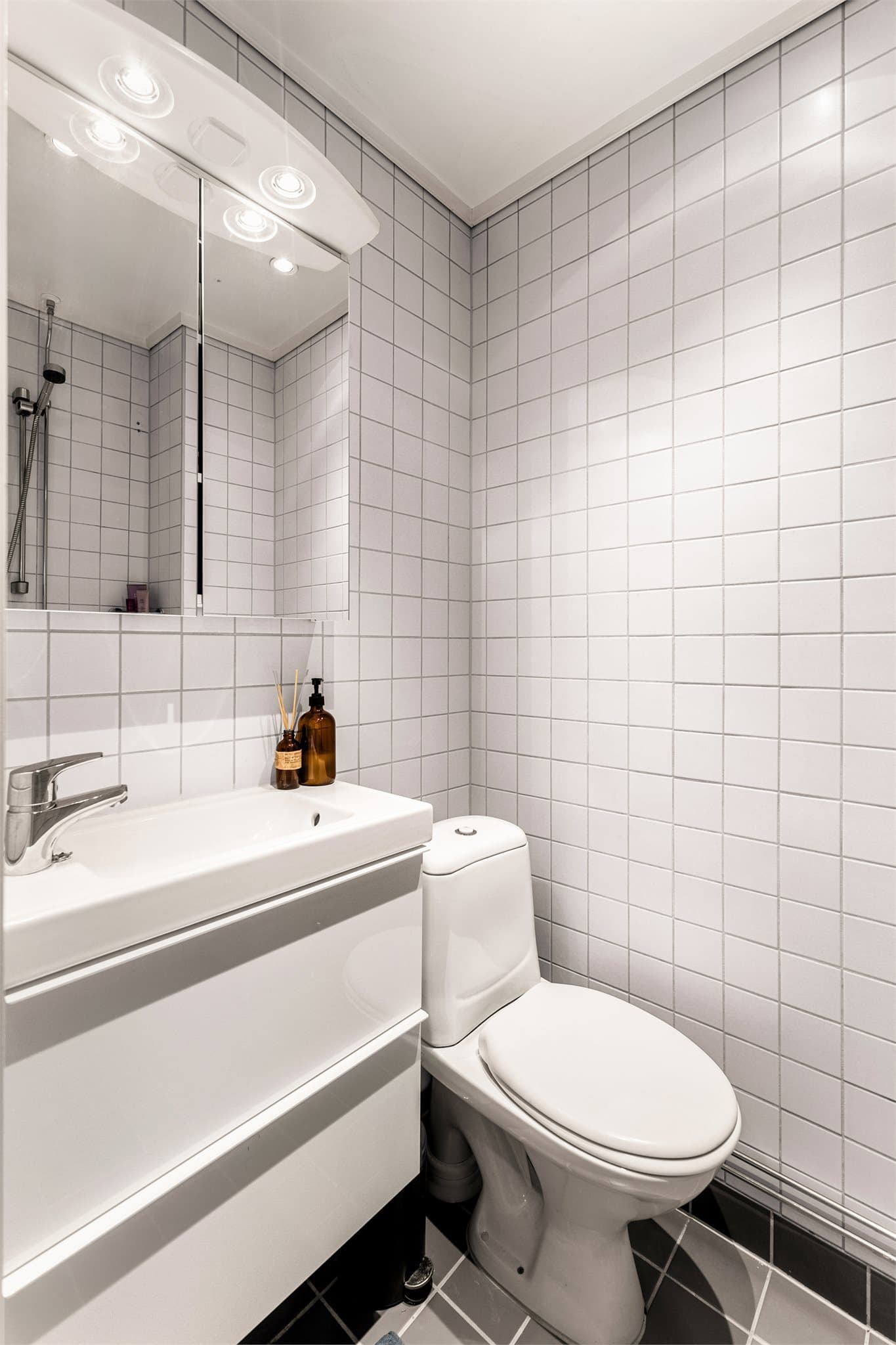 Badet har en klassisk og tidløs utforming med fliser på gulv og vegger, og ble oppusset i regi av borettslaget i 2006.