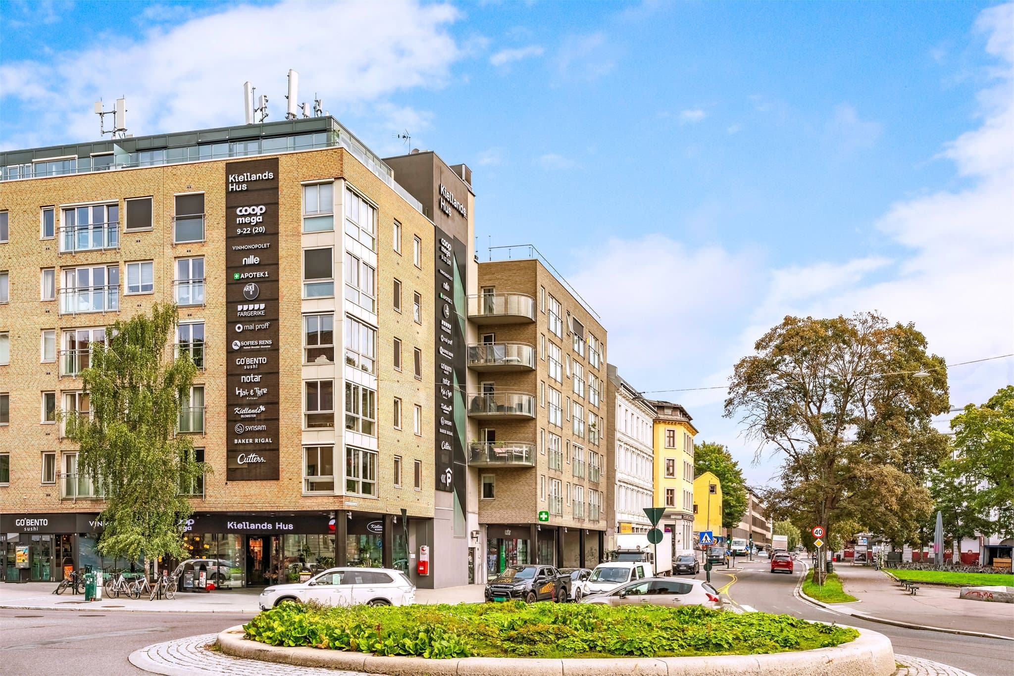 Populære Alexander Kiellands plass med Kiellands hus ligger i umiddelbar nærhet fra leiligheten.