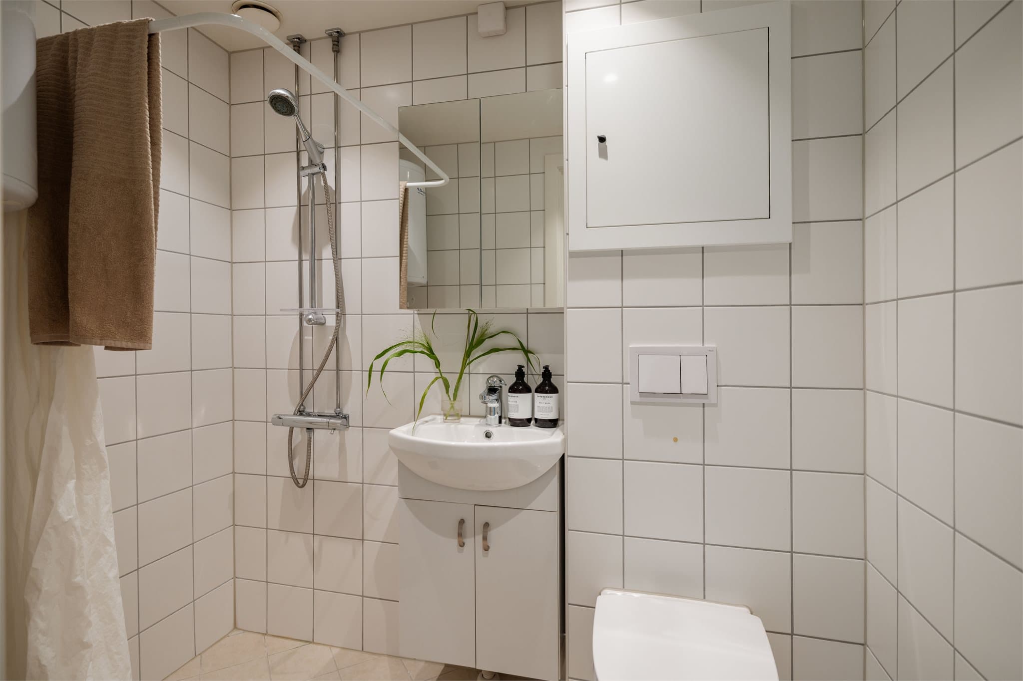 Flislagt bad fra 2018 med opplegg for vaskemaskin.