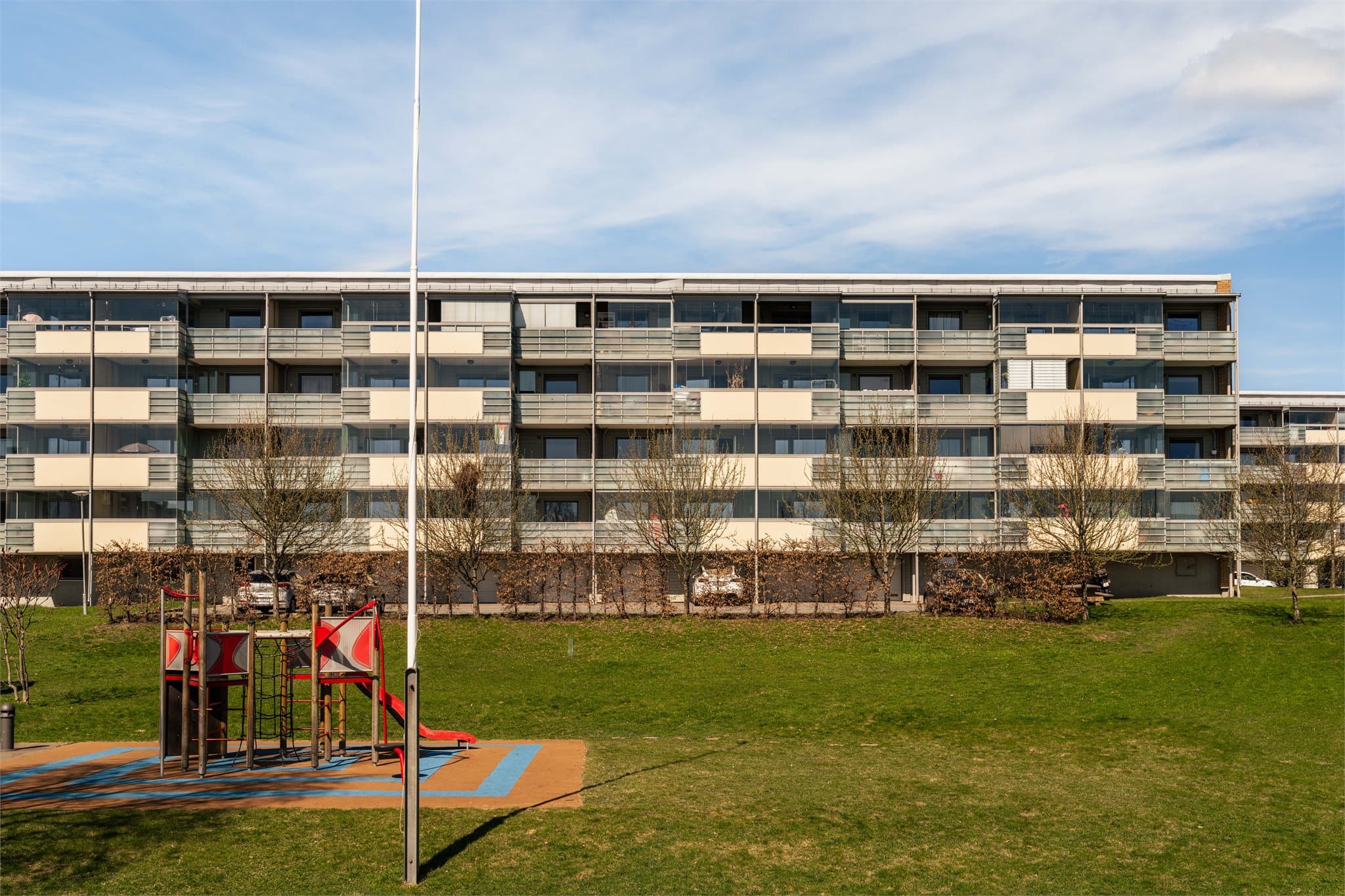 Store, åpne utearealer med lekeplass rett utenfor.
