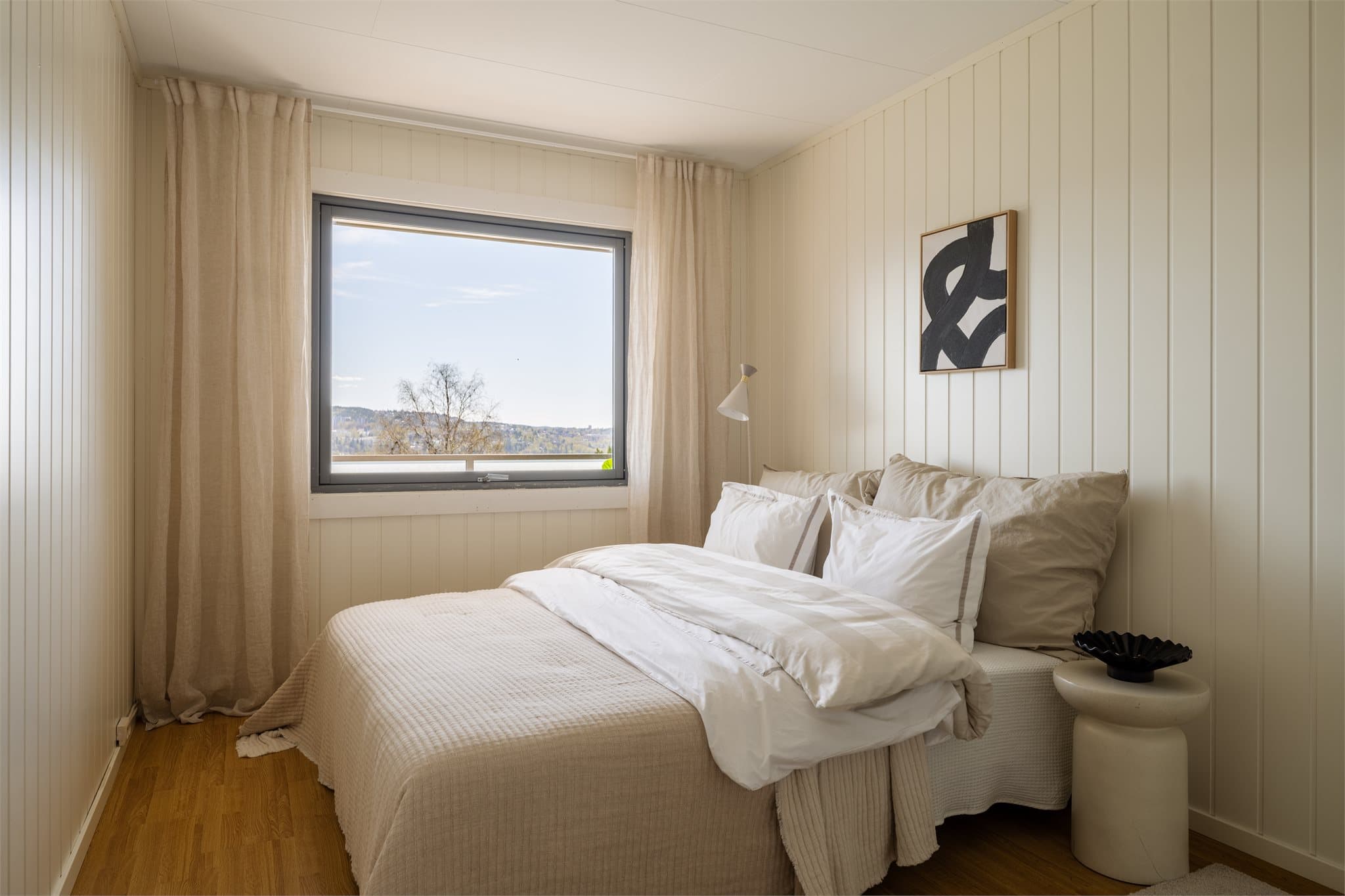 Stort hovedsoverom med god plass til dobbeltseng.