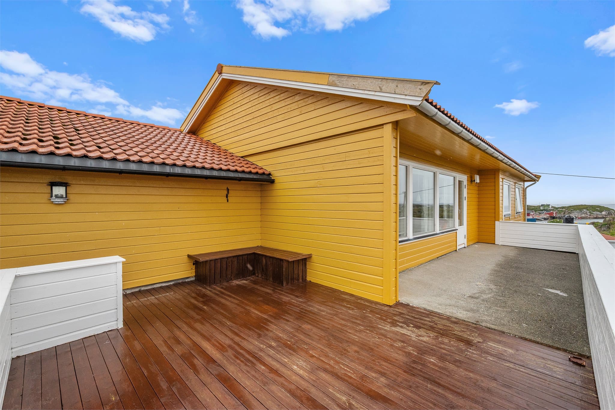 Boligen har terrasse og balkong fordelt rundt boligen, som gir gode solforhold fra morgen til kveld.