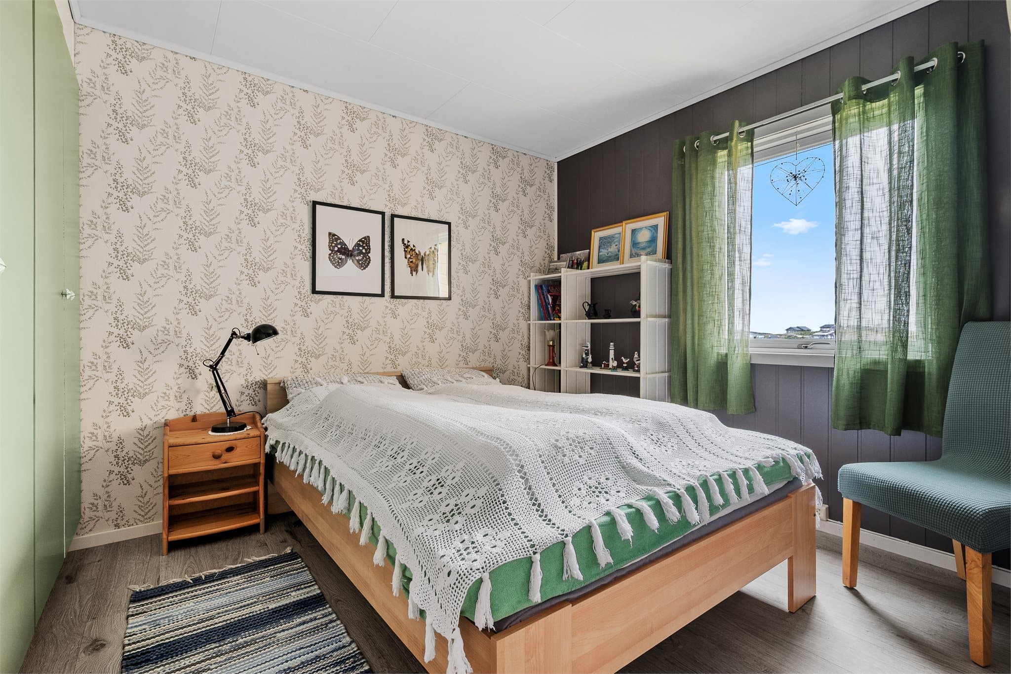Gode møbleringsmuligheter med plass til seng og garderobe.