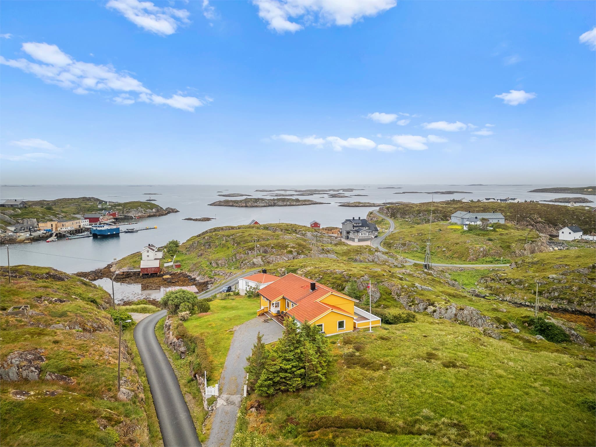 Matrosen Pub & Spiseri ligger like ved og er en populær destinasjon med god mat og drikke.