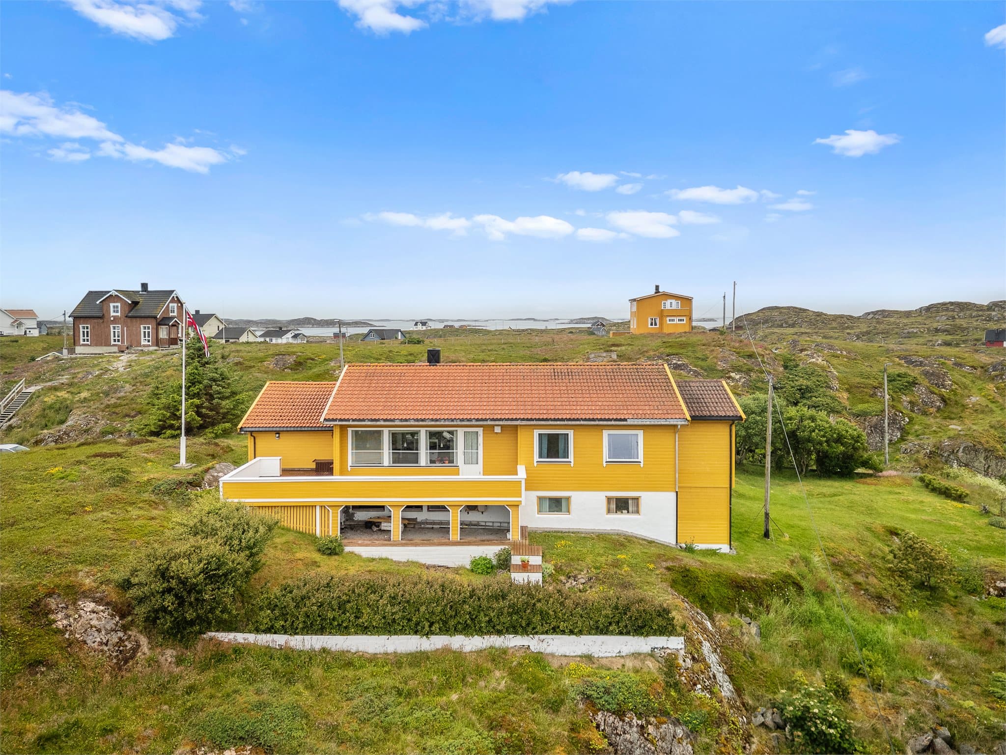 Emera eiendomsmegling v/Eskil Wahl ønsker velkommen til Aursøyveien 106! Foto: Haukadal / Interiørfoto.