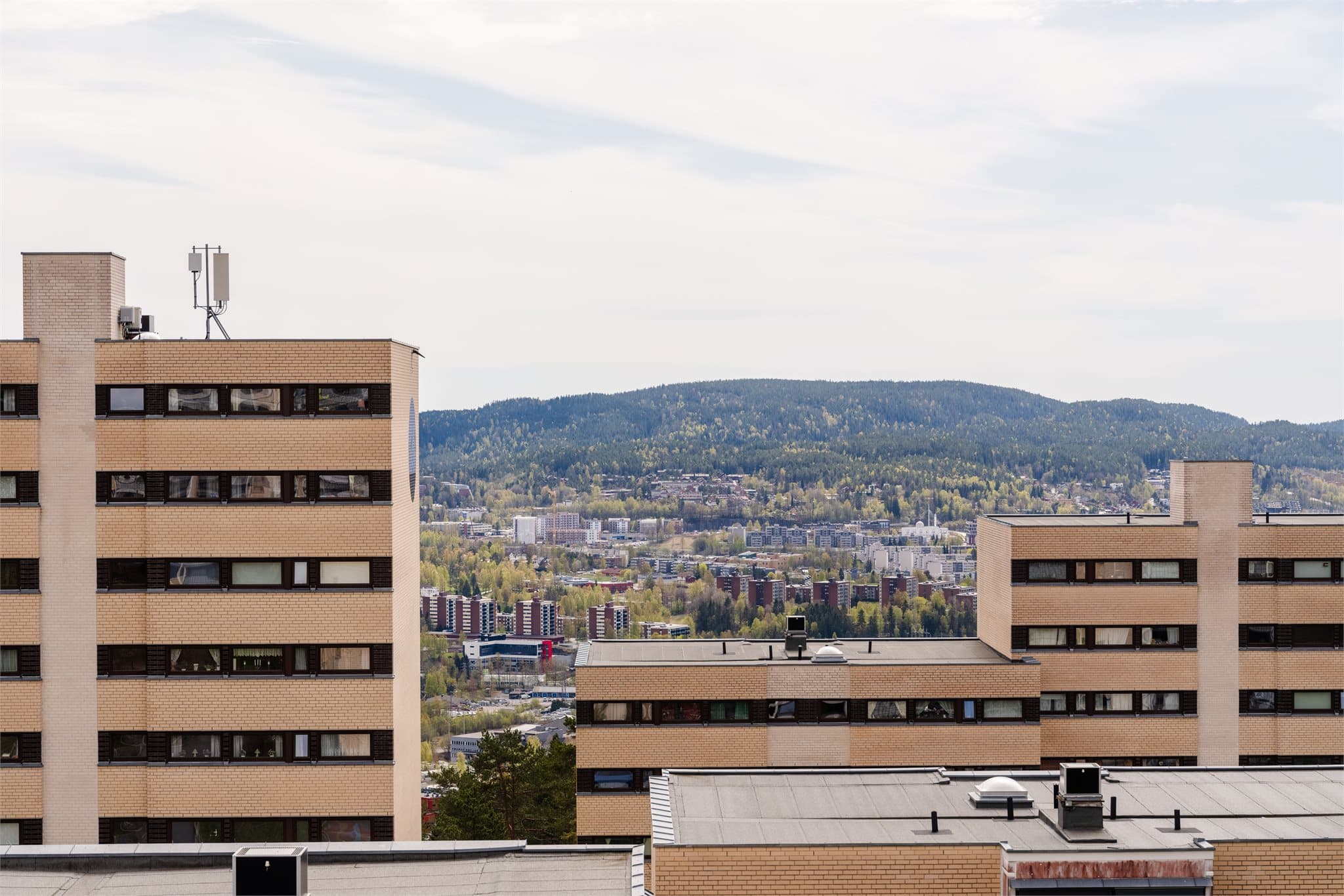 Balkongen ligger høyt og fritt til med god avstand til naboene, slik at du kan slappe helt av uten at noen ser rett inn.