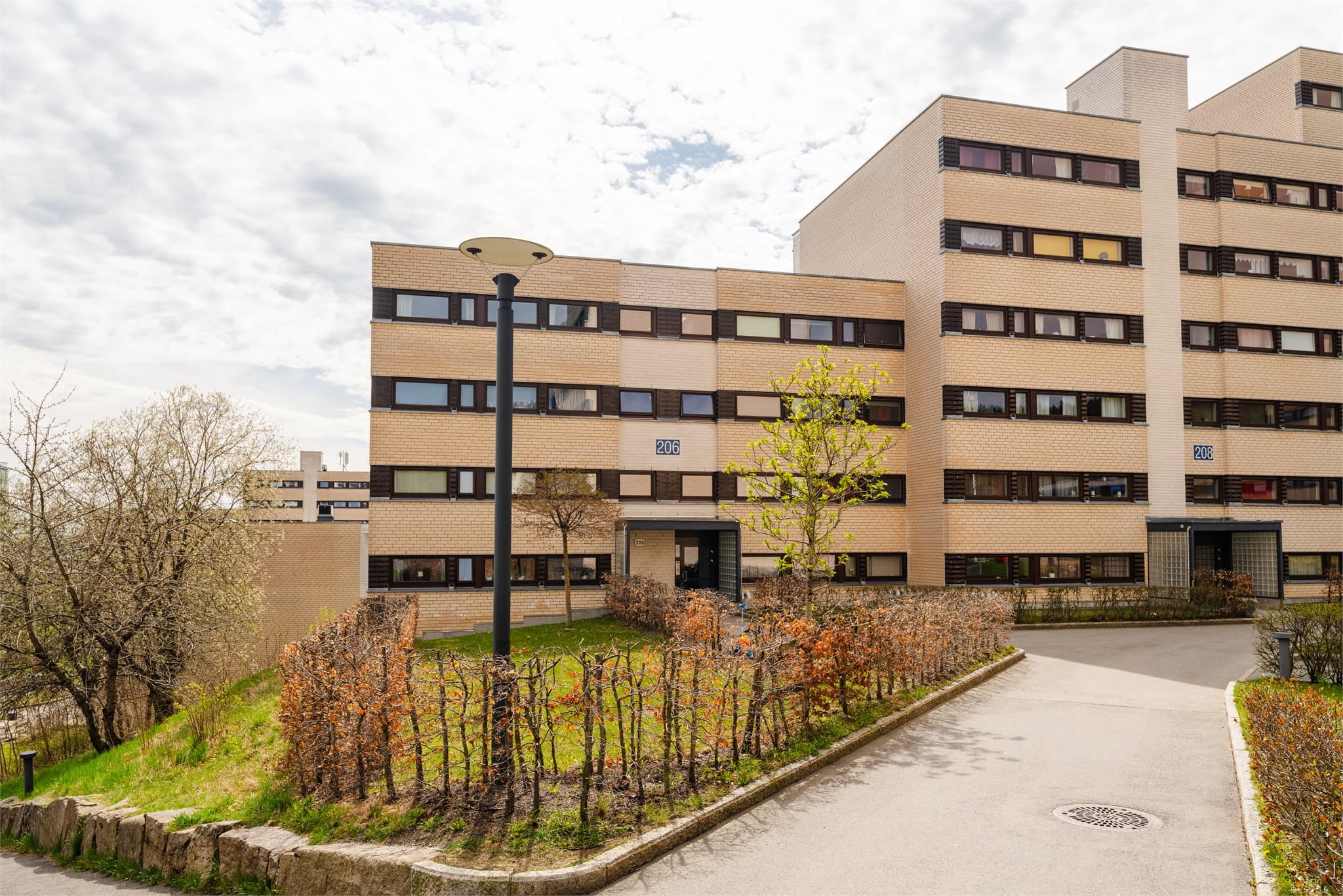 Leiligheten ligger i en velholdt blokk med store, grønne fellesområder rett utenfor døren. Her finner du både fine gressplener og trygge lekeplasser hvor barna kan kose seg.