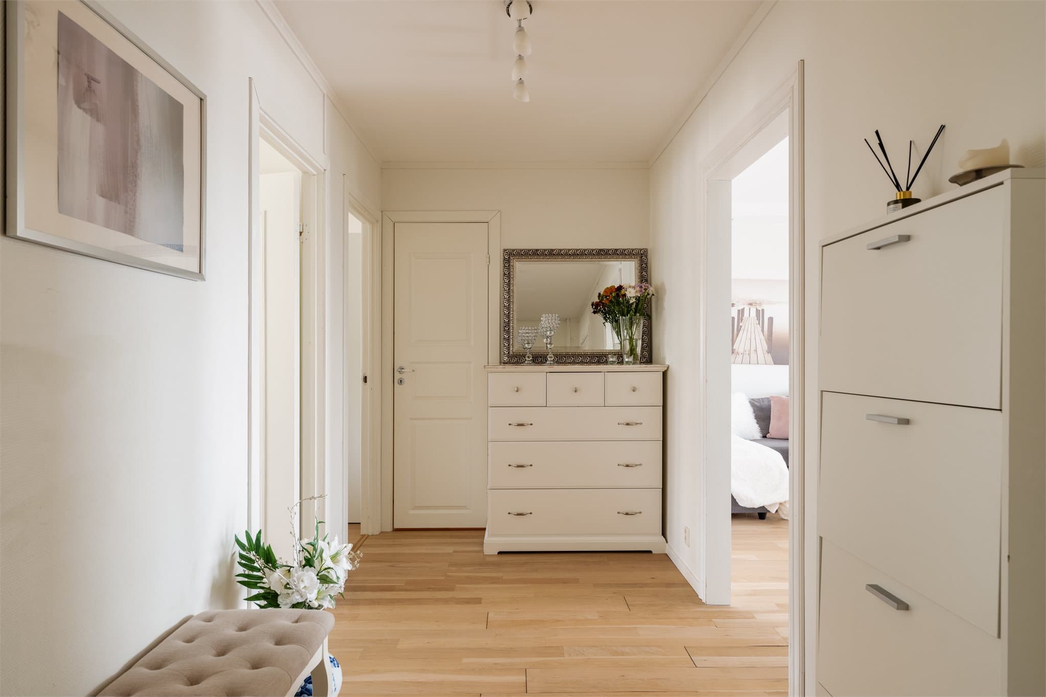 Fra den åpne og sosiale sonen i stuen, går du videre inn til den rolige delen av leiligheten. Her finner du tre gode soverom som ligger skjermet til, perfekt for en god natts søvn for hele familien.