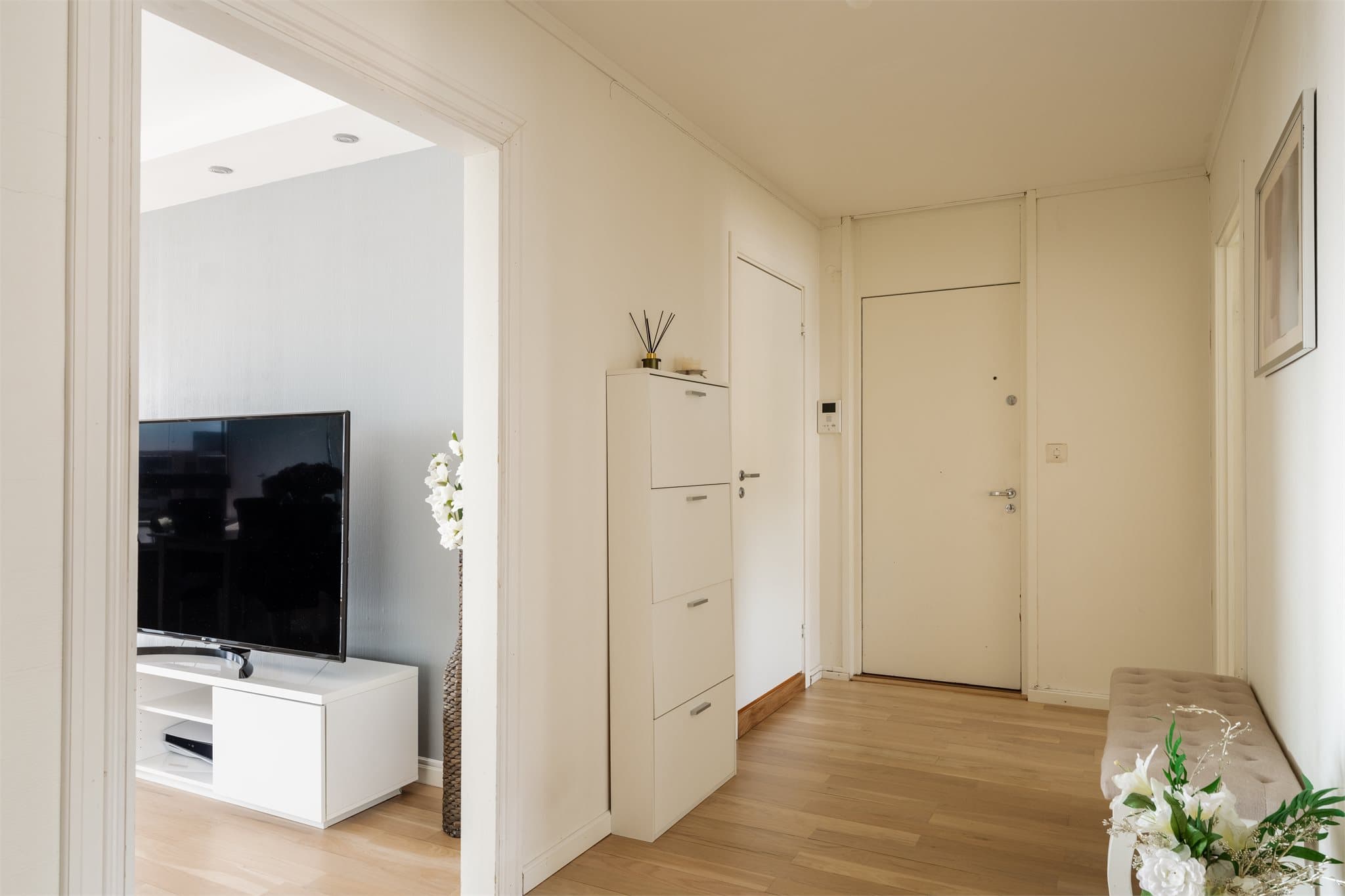 Entreen er lys og romslig, med god plass til å henge fra seg ytterklær og sette fra seg sko. Velkommen til visning!