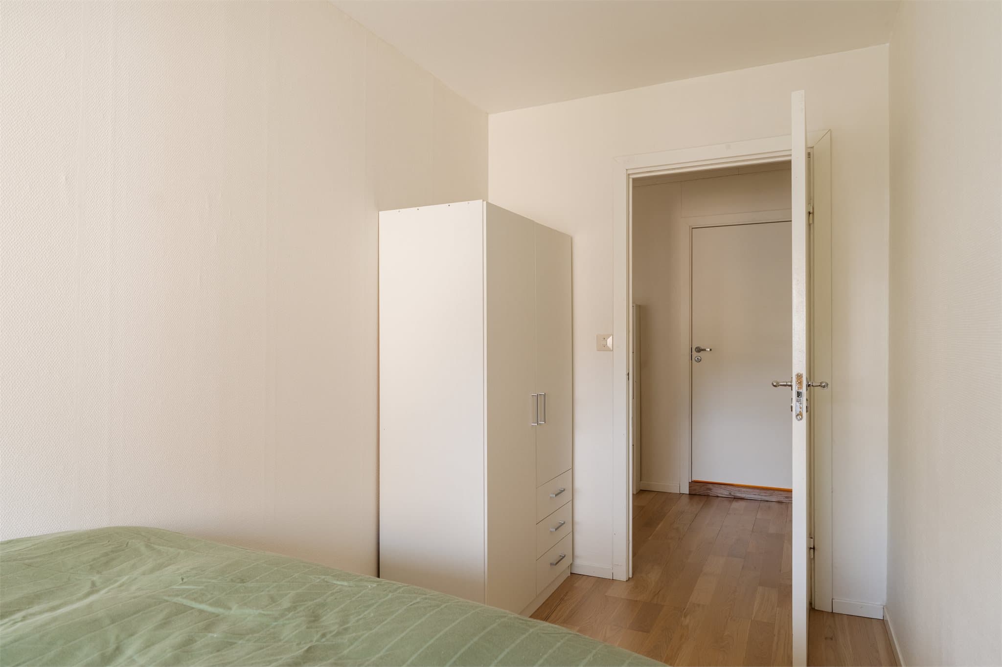 Også her er det plass til et garderobeskap, slik at alle i familien får sitt eget sted til tingene sine.