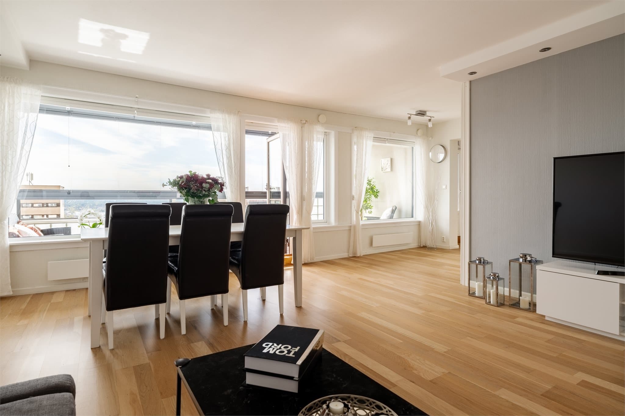 Her er det også god plass til langbord hvor hele familien kan samles til middag.