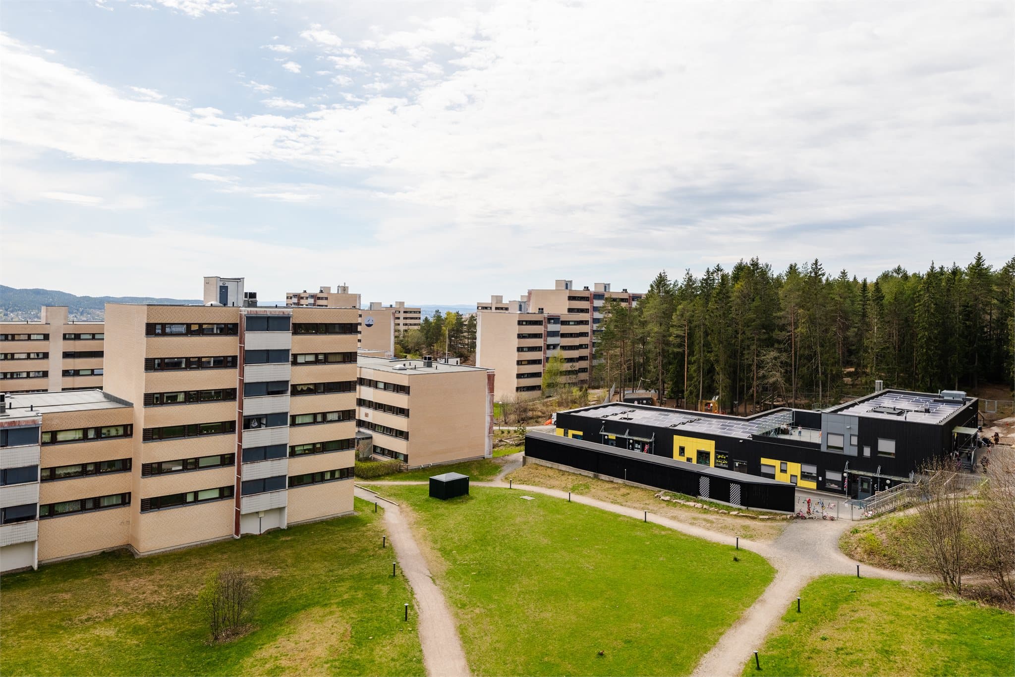 Fra boligen er det kort vei til butikker, skole og T-bane, slik at hverdagen blir enkel uten bil. Du bor også rett ved marka, med fantastiske turmuligheter og badeplasser hele året.