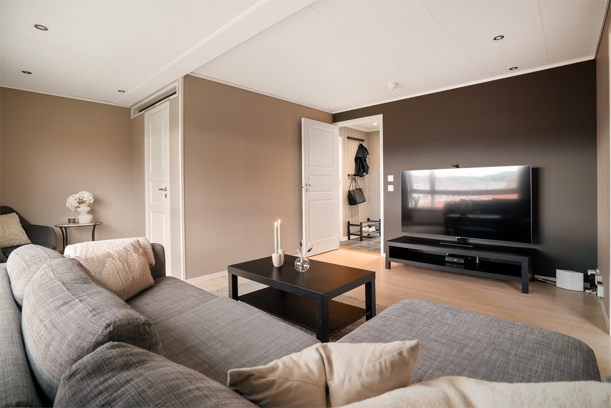 Downlights i himlingen gir rommet et moderne og stilrent uttrykk.