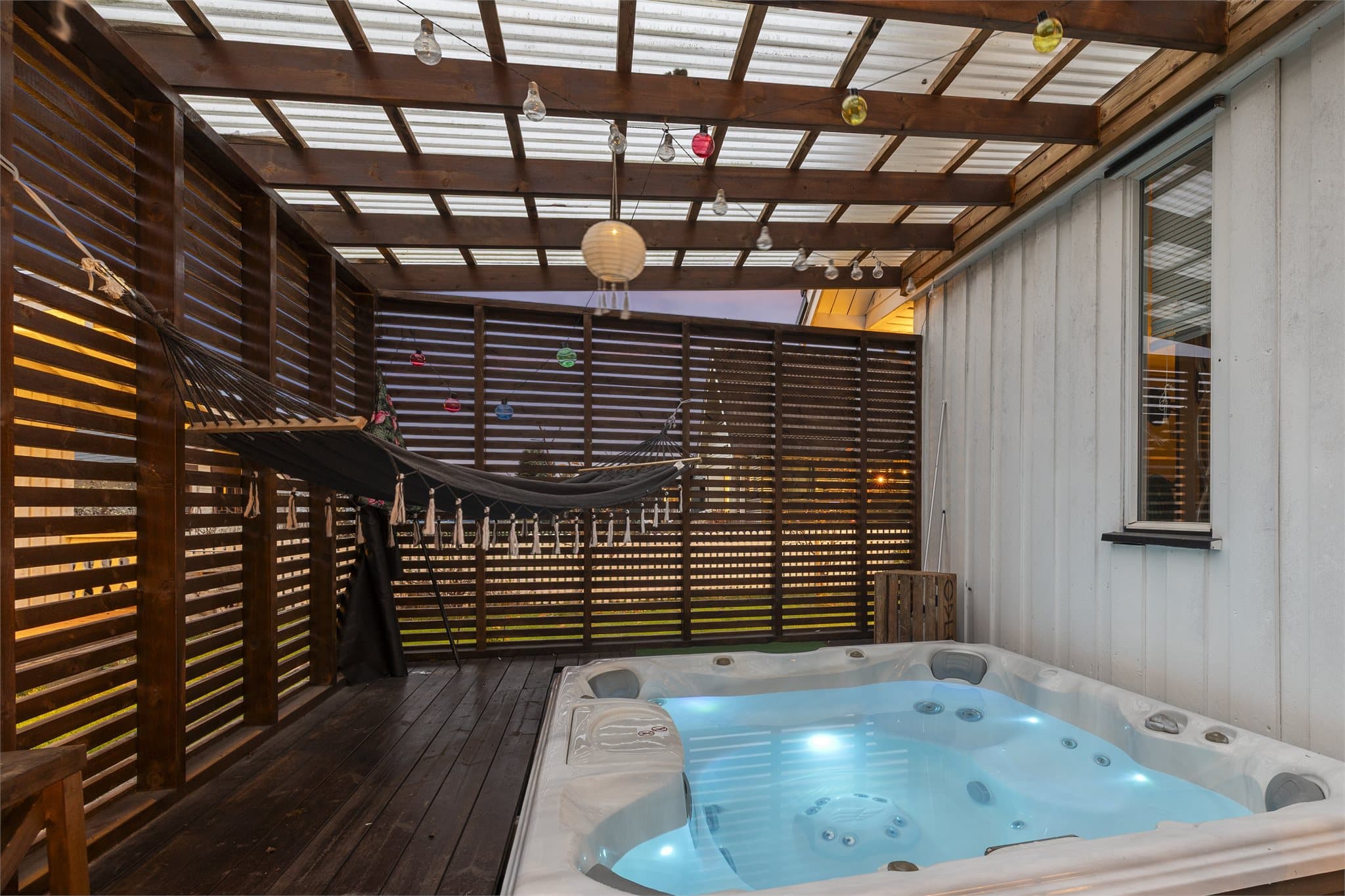 Skjermet og behagelig uteområde med blant annet jacuzzi.