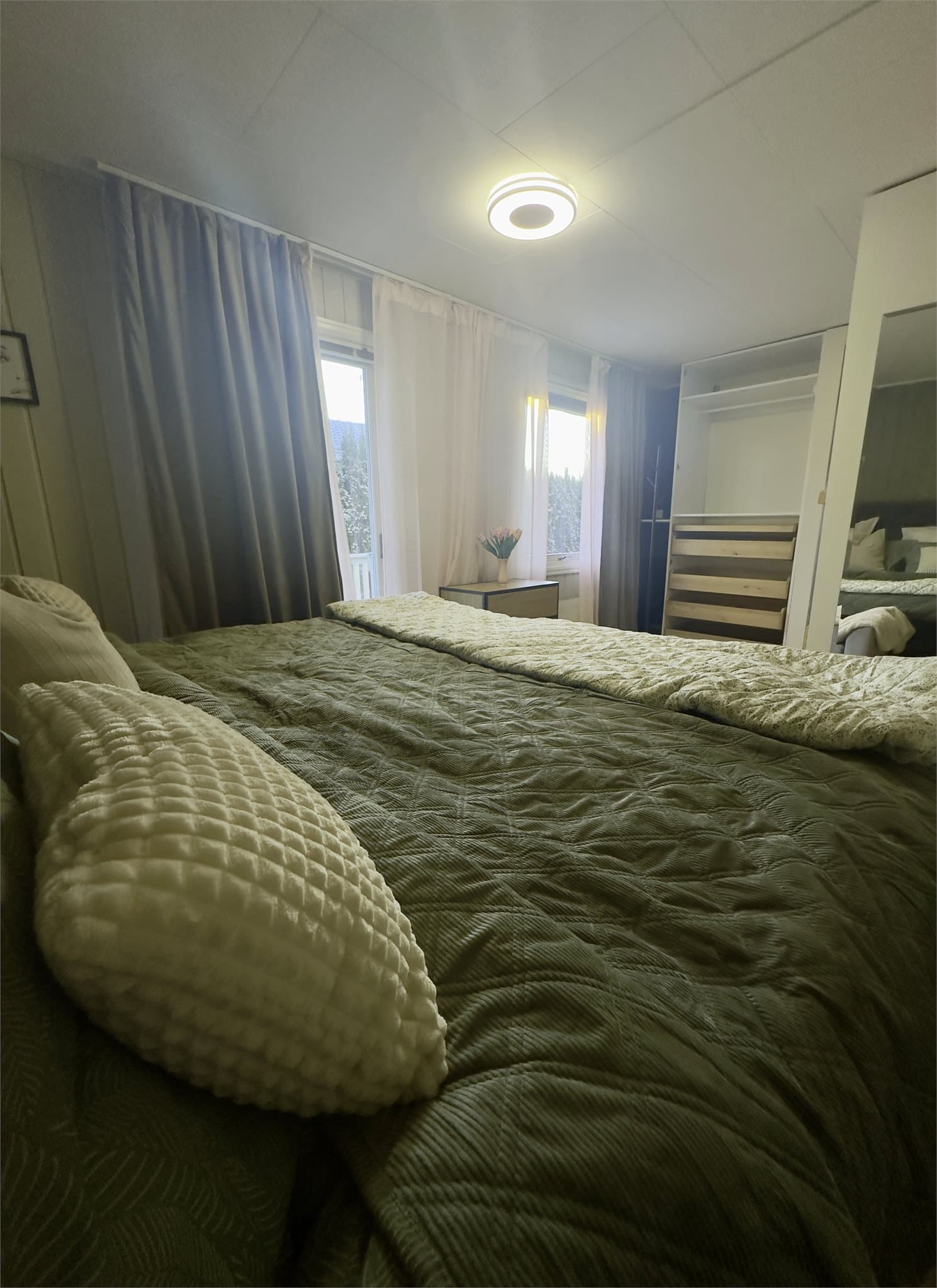 Stort soverom med garderobe.