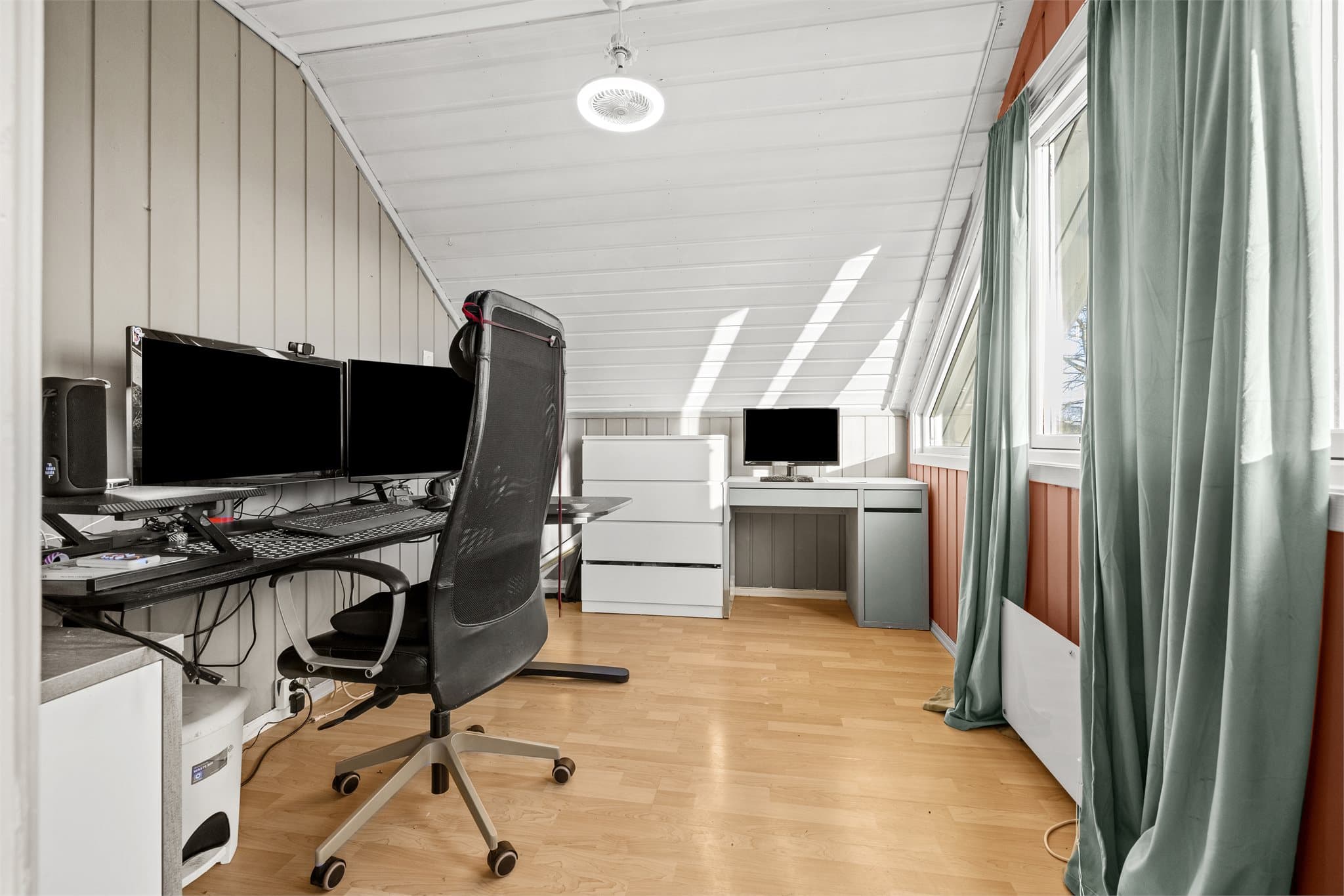 Det er også en bod som har luke nederste til venstre på bilde