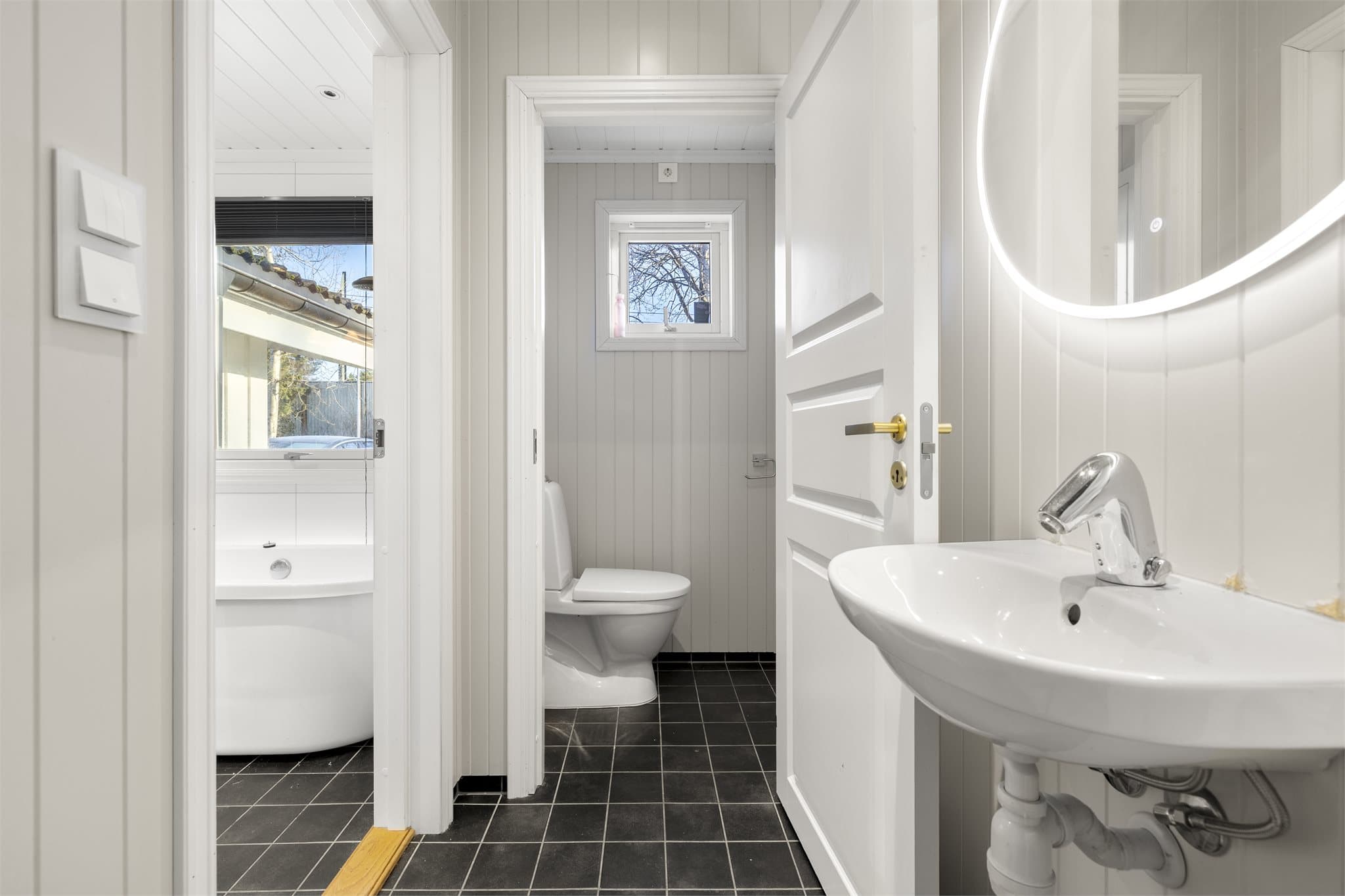 Det er i tillegg i 1.etg et stort vaskerom