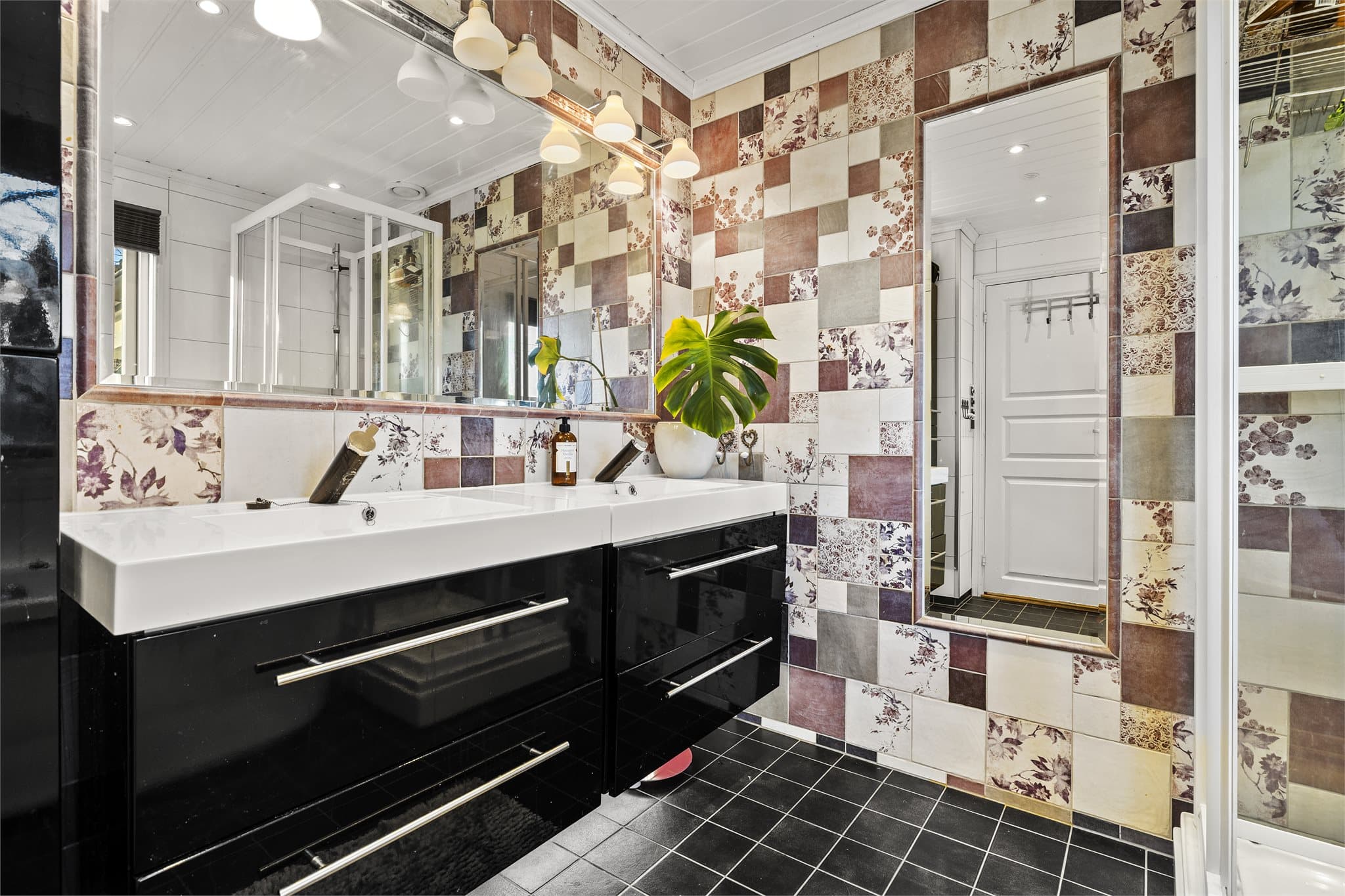 Moderne bad med praktiske løsninger