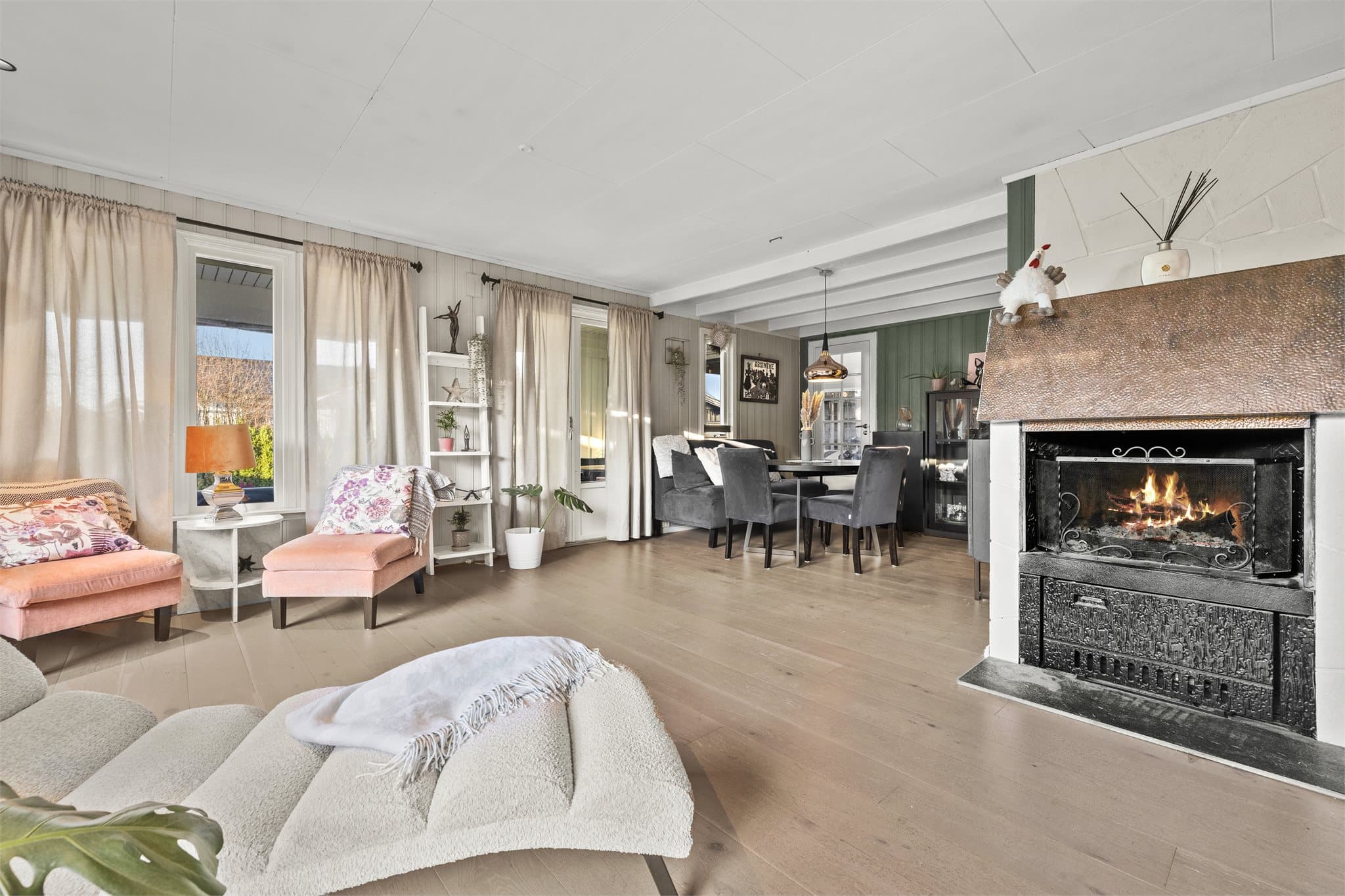 God plass til både sofagruppe og stor spiseplass