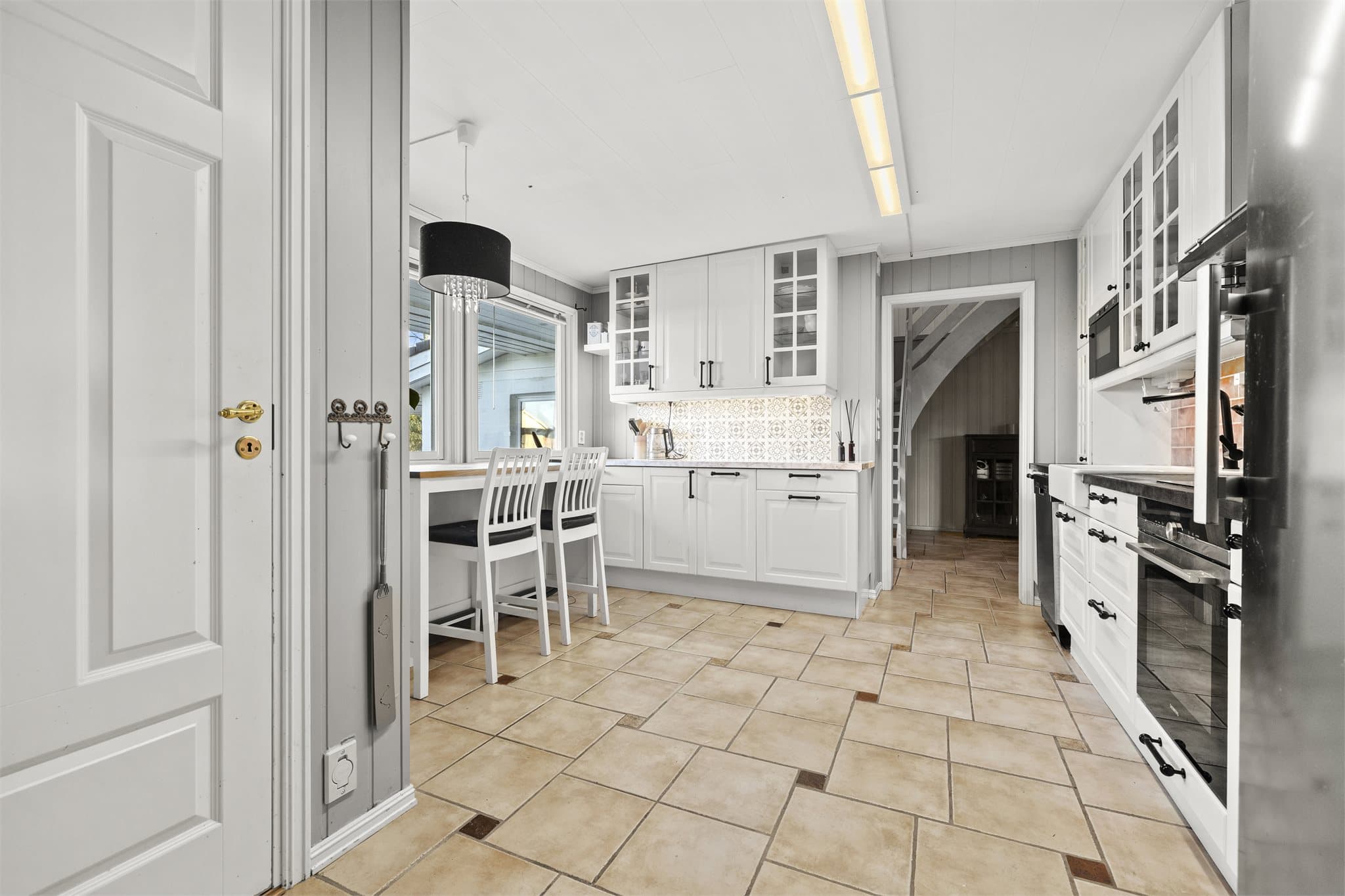 Døren til venstre er til vaskerommet i boligen.