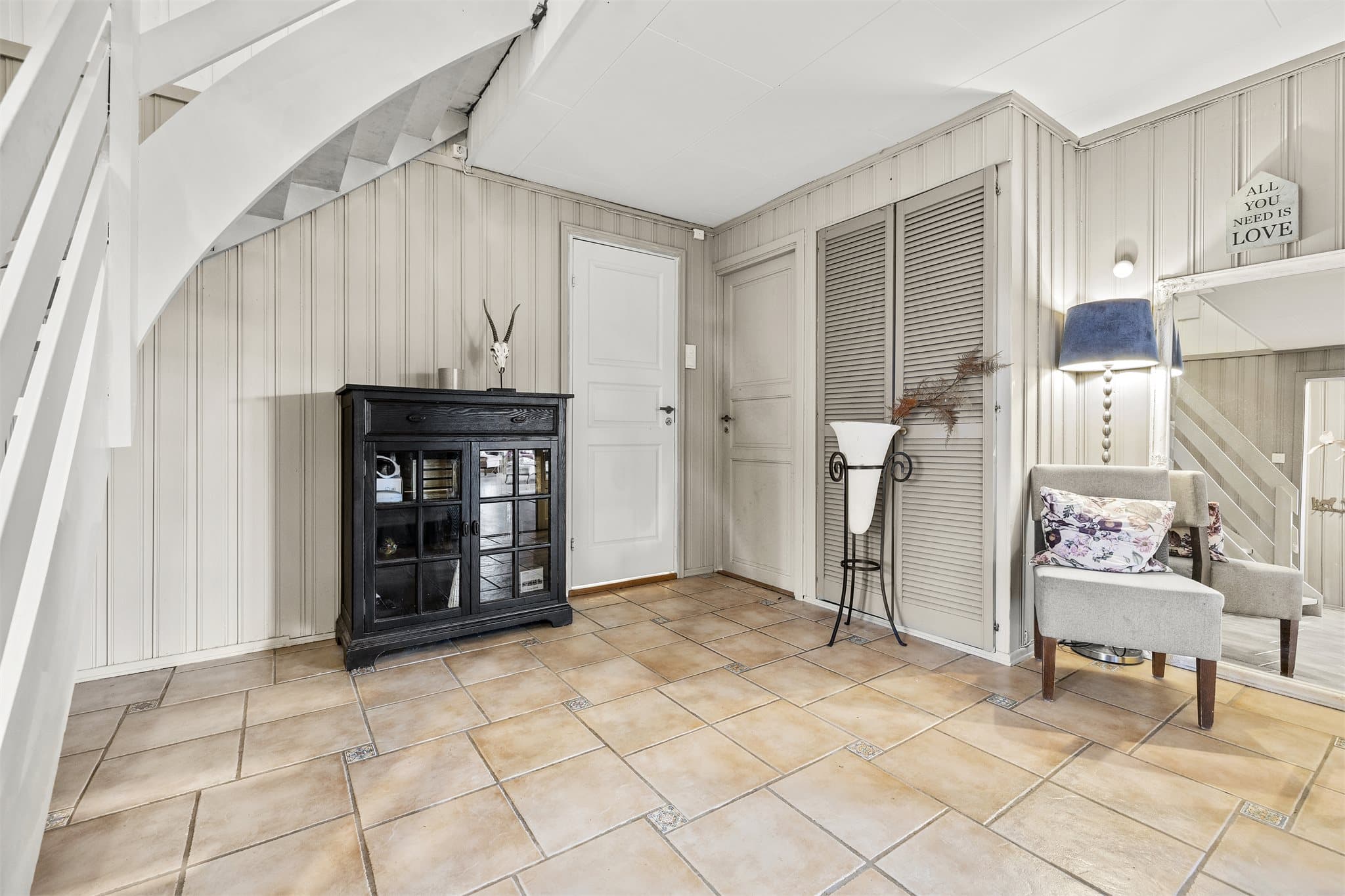 Dørene tar deg til bad og soverom i 1.etg.