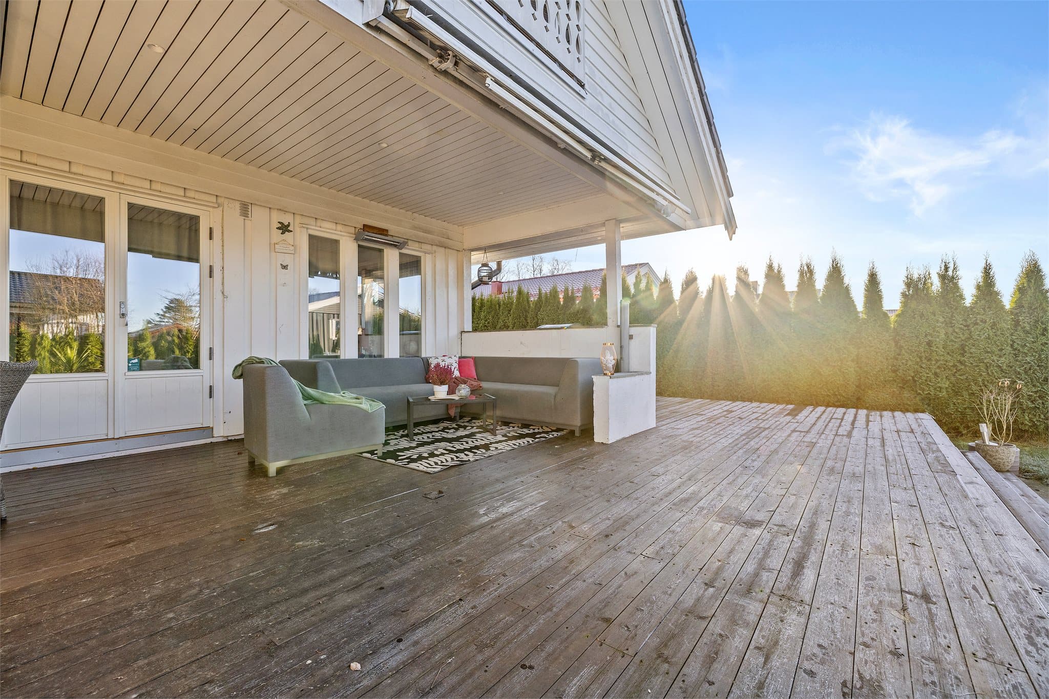 Privat og pent opparbeidet tomt med flere uteplasser. Terrassen er 97 kvm og vestvendt.