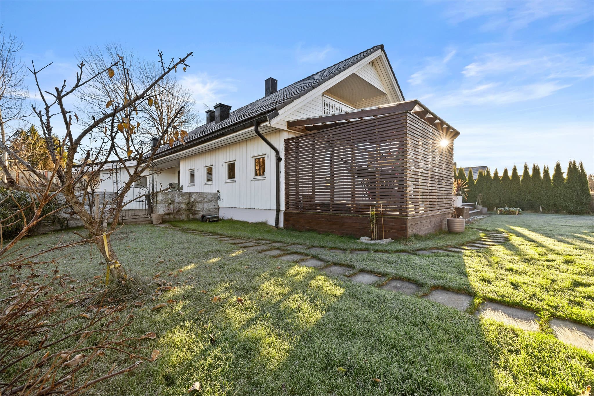 Pergola fra 2020 – en lun og skjermet uteplas med jacuzzi