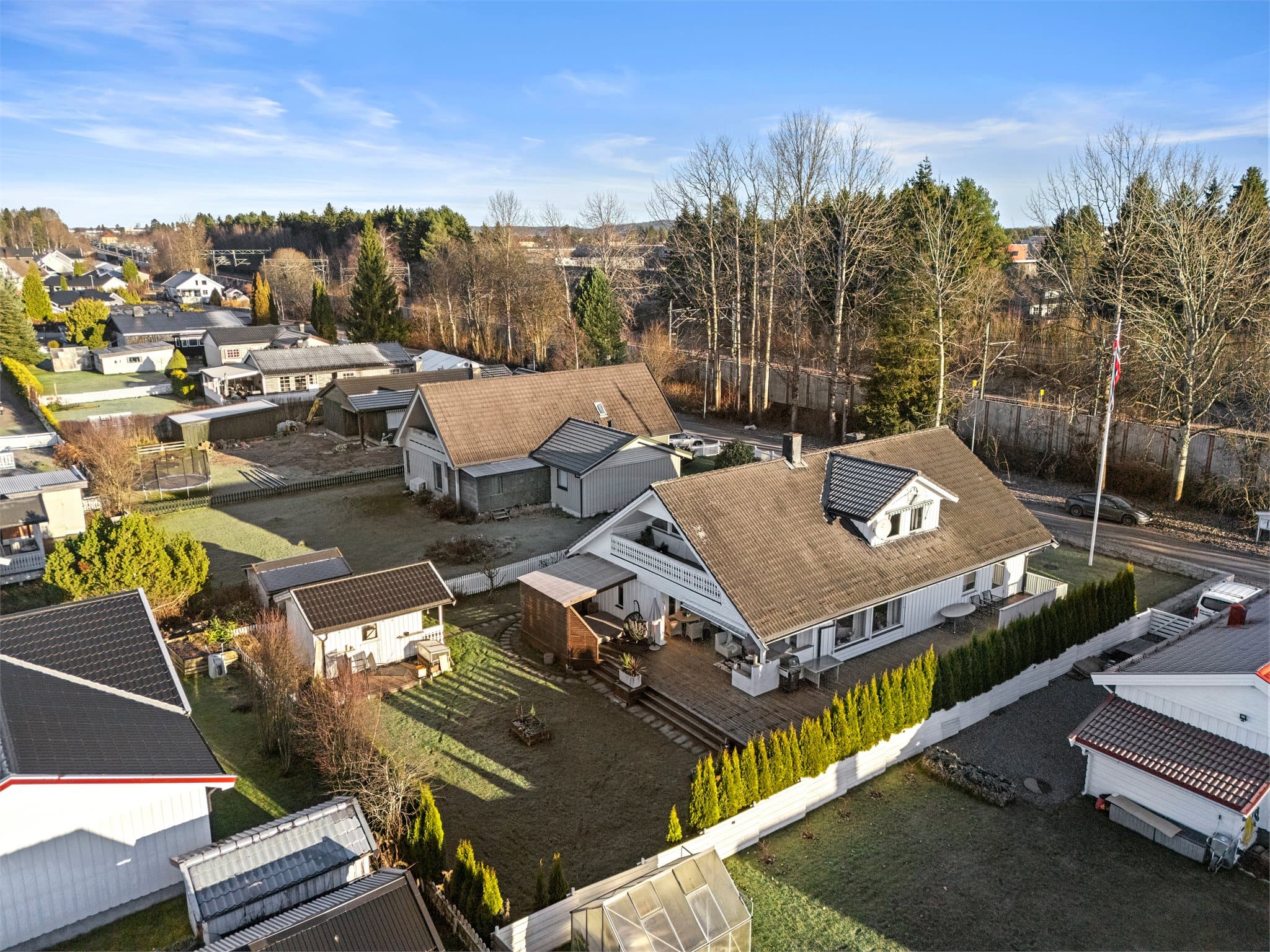 Privat og pent opparbeidet tomt med flere uteplasser