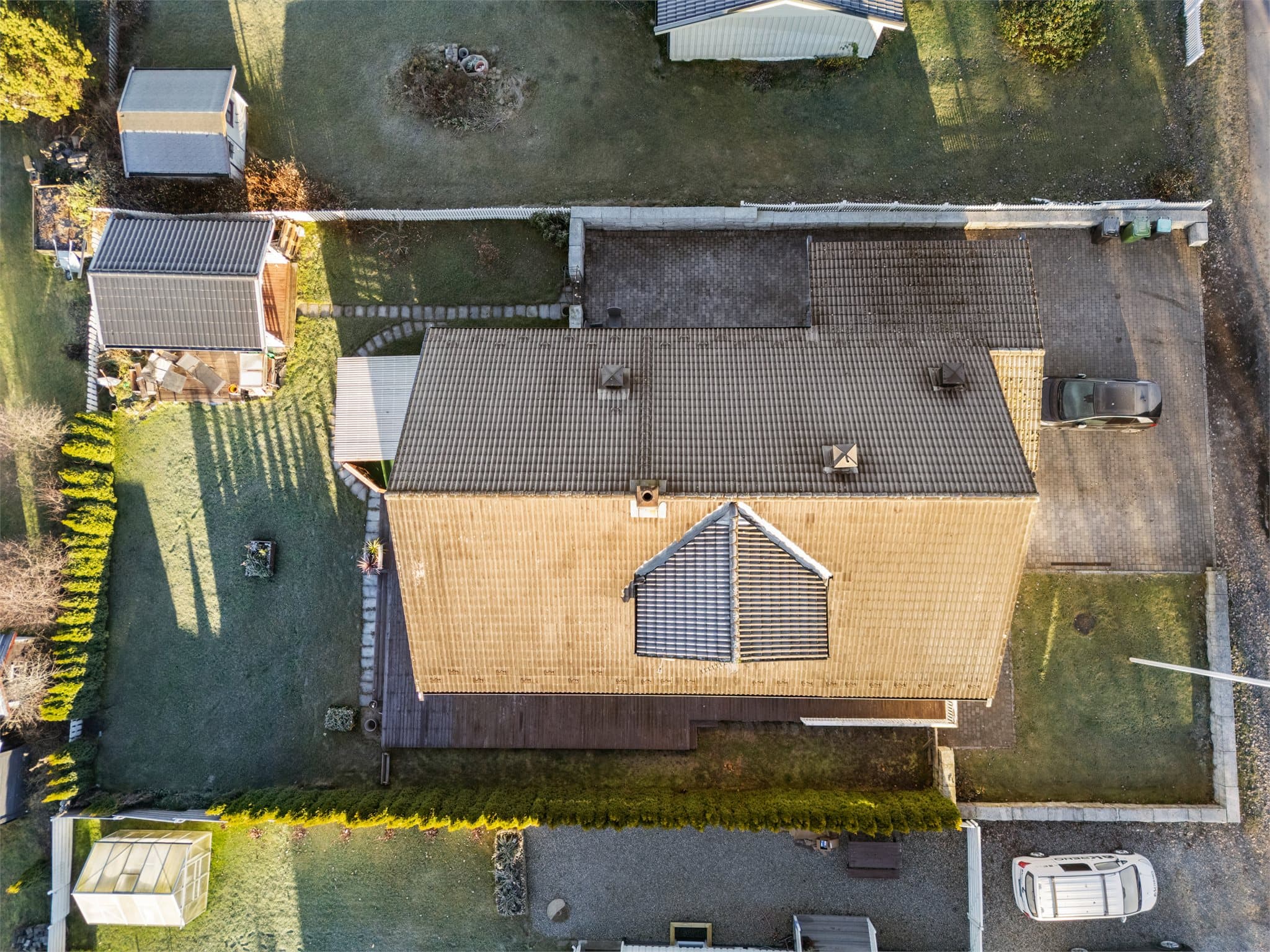 Flott oversikt over tomten og de solrike uteplassene