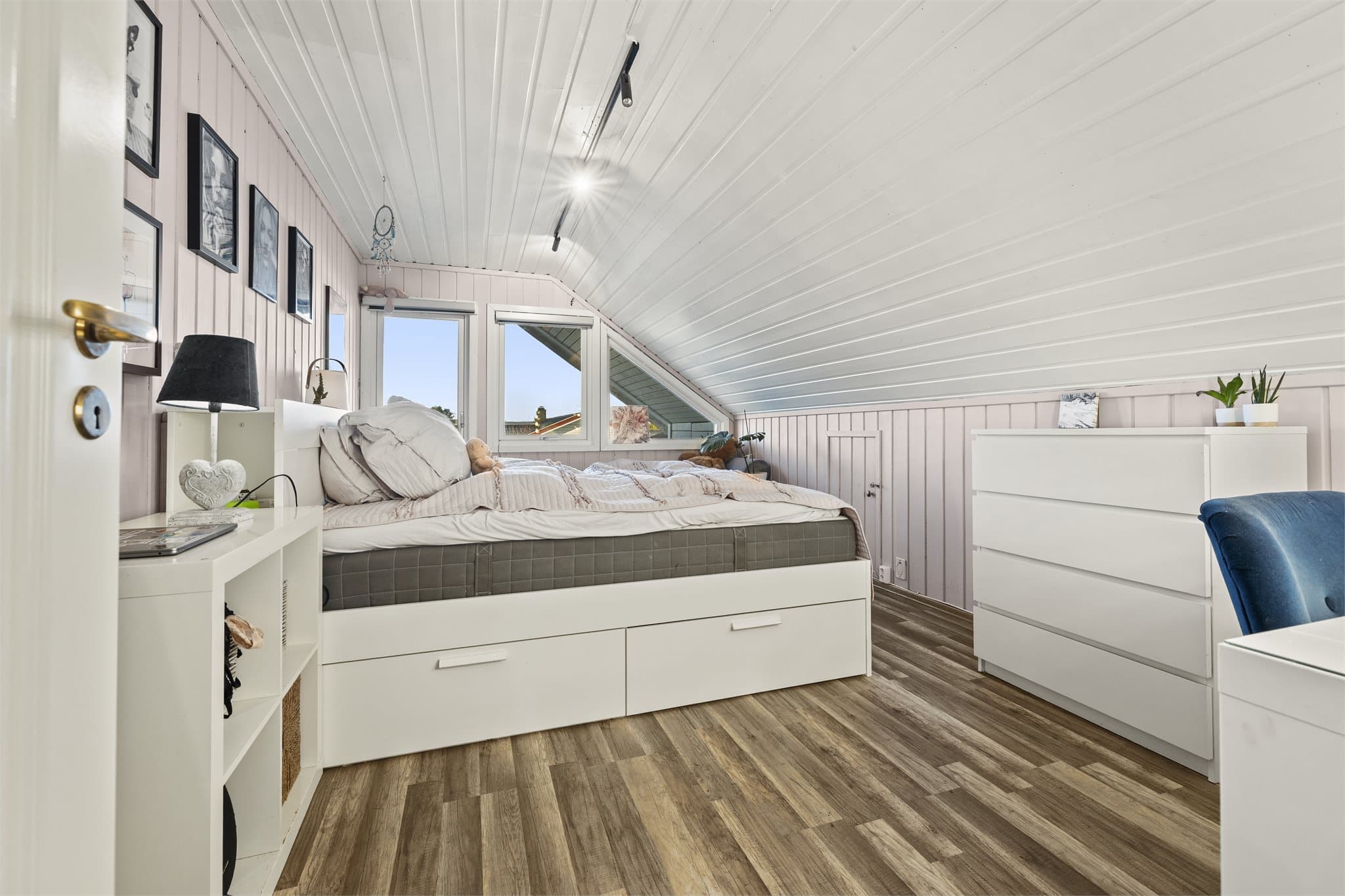 Soverom med utgang til vestvendt balkong.